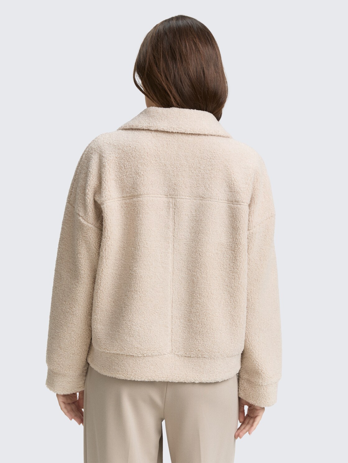 Sweatjacke aus Teddyfleece - taupe grey melange - Auschnitt Model-Rückansicht