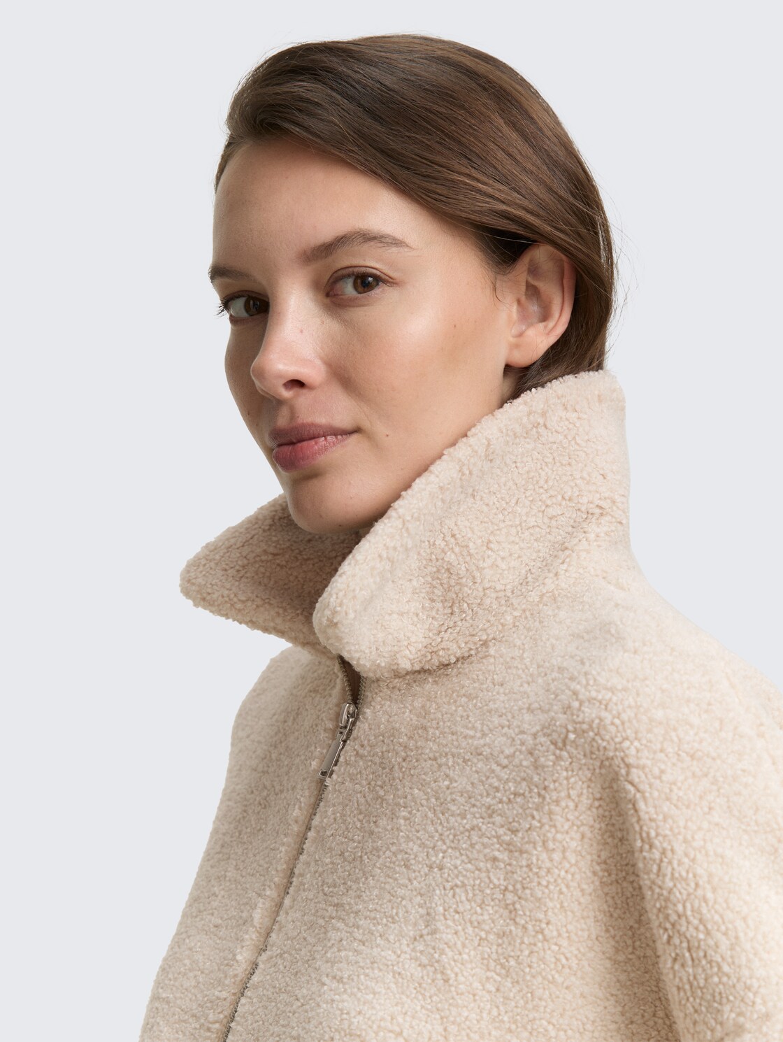 Sweatjacke aus Teddyfleece - taupe grey melange - Detail-Model-Ansicht