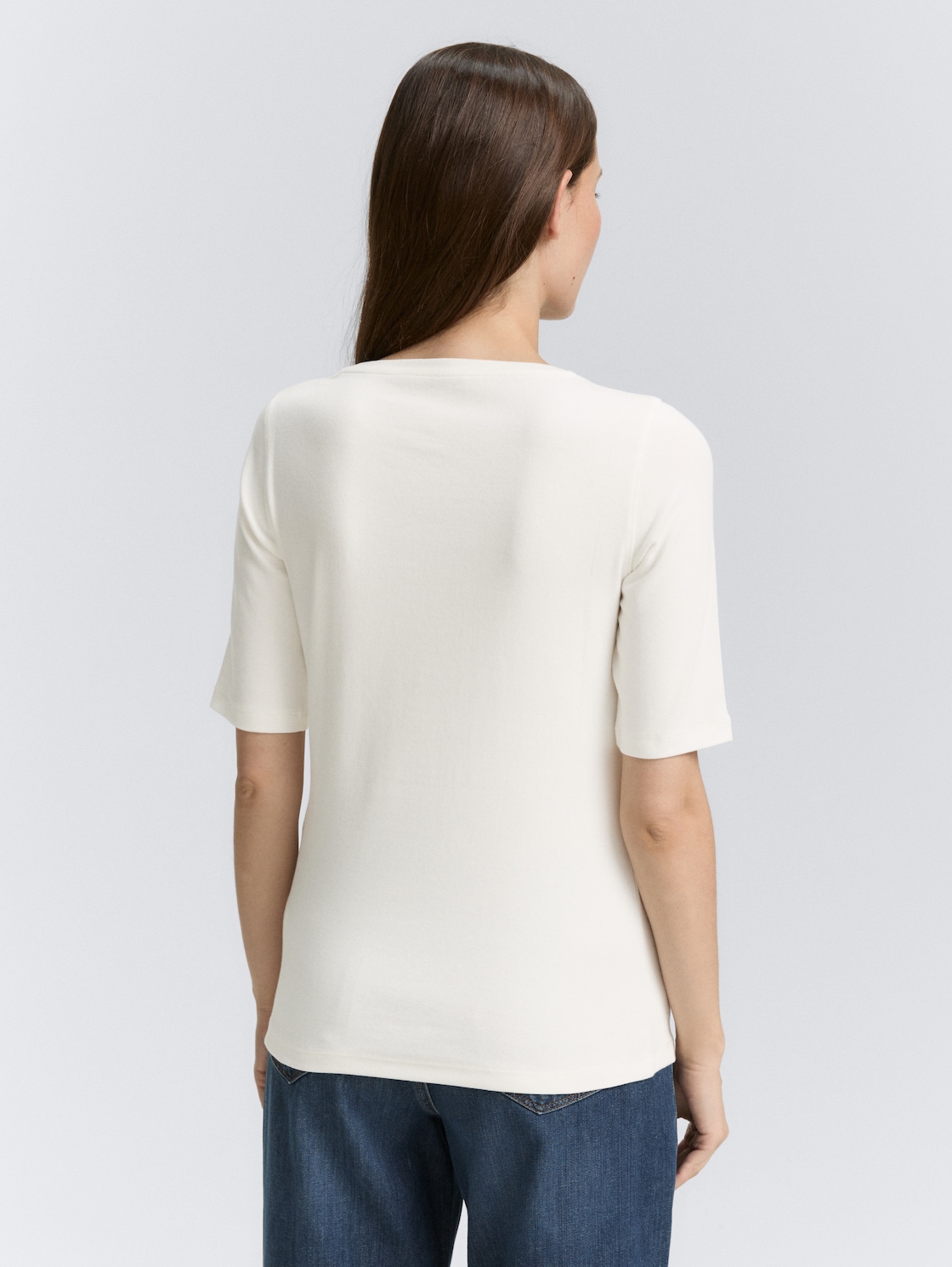 Basic T-Shirt - Whisper White - Auschnitt Model-Rückansicht