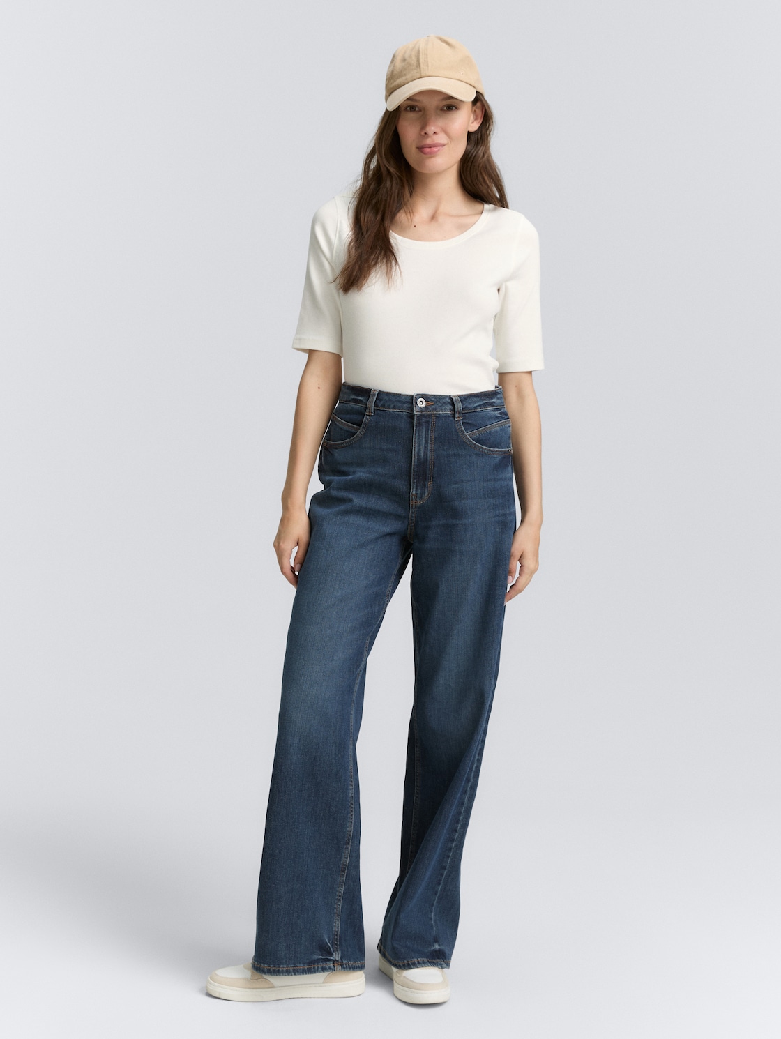 Basic T-Shirt - Whisper White - Model-Vorderansicht