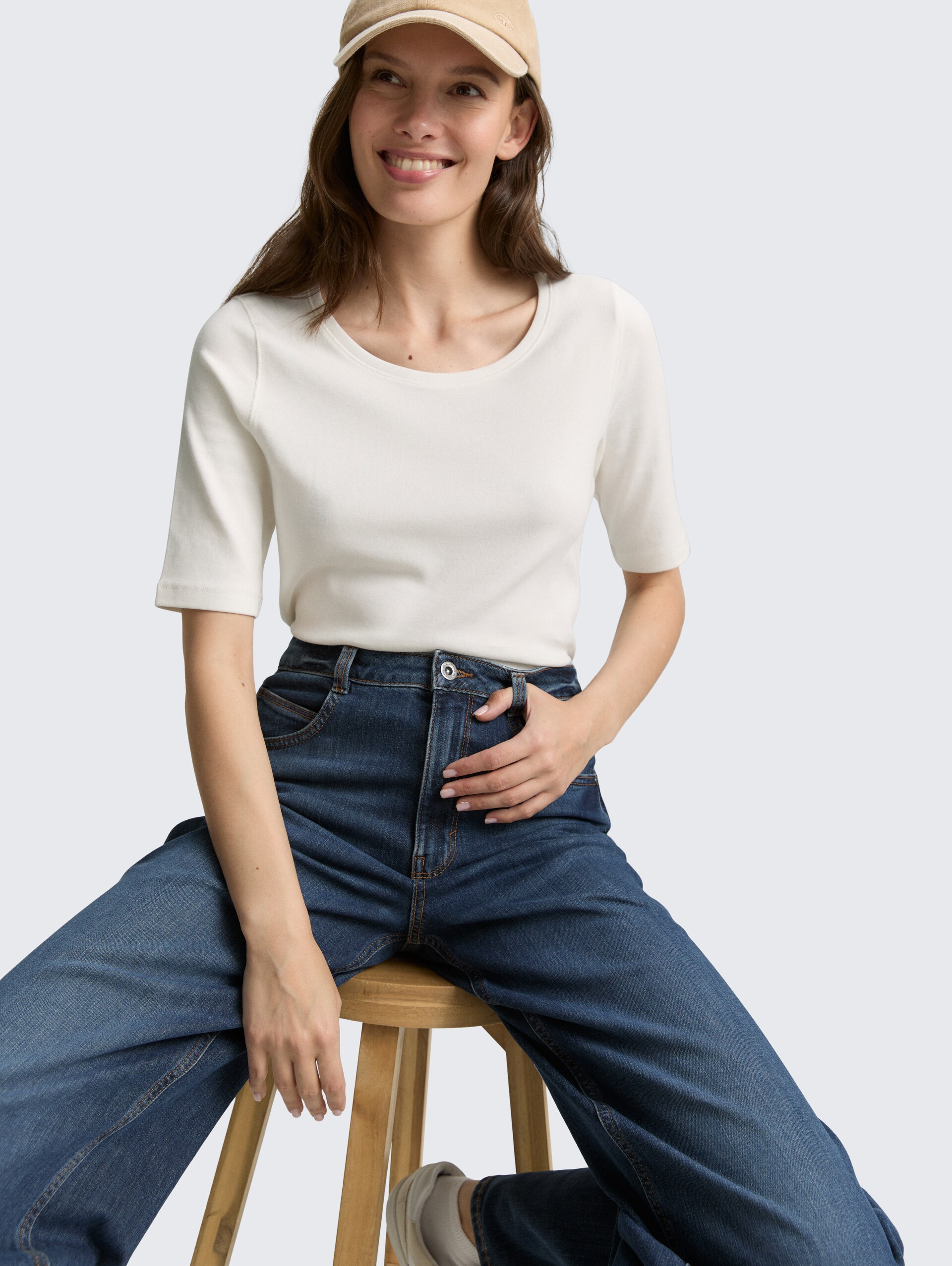 Basic T-Shirt - Whisper White - Detail-Model-Ansicht
