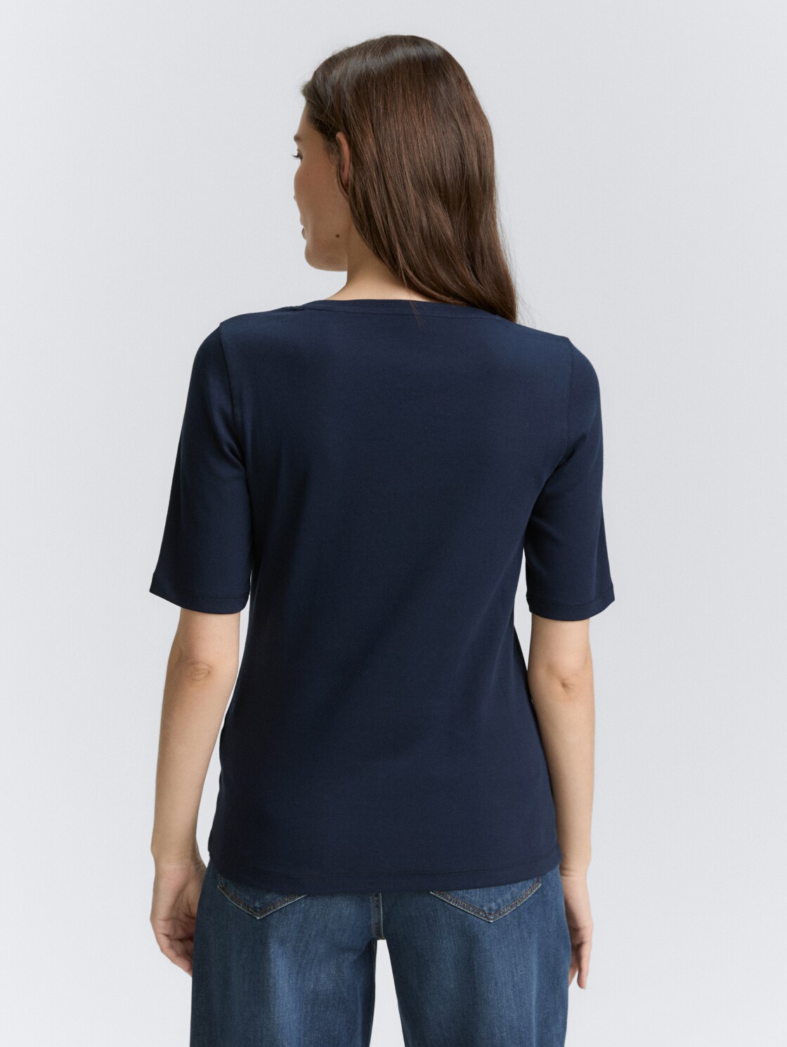 Basic T-Shirt - sky captain blue - Auschnitt Model-Rückansicht