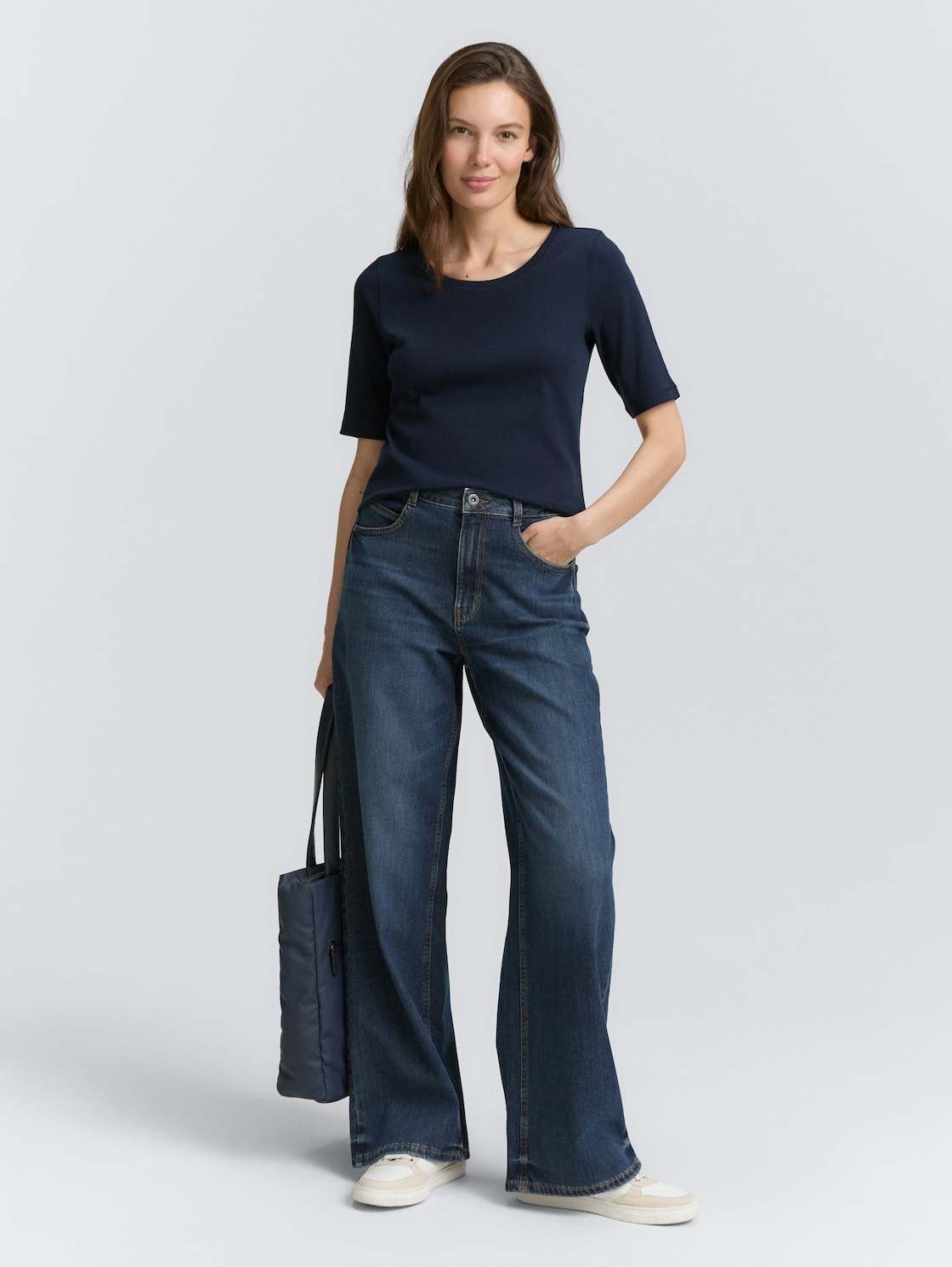 Basic T-Shirt - sky captain blue - Model-Vorderansicht