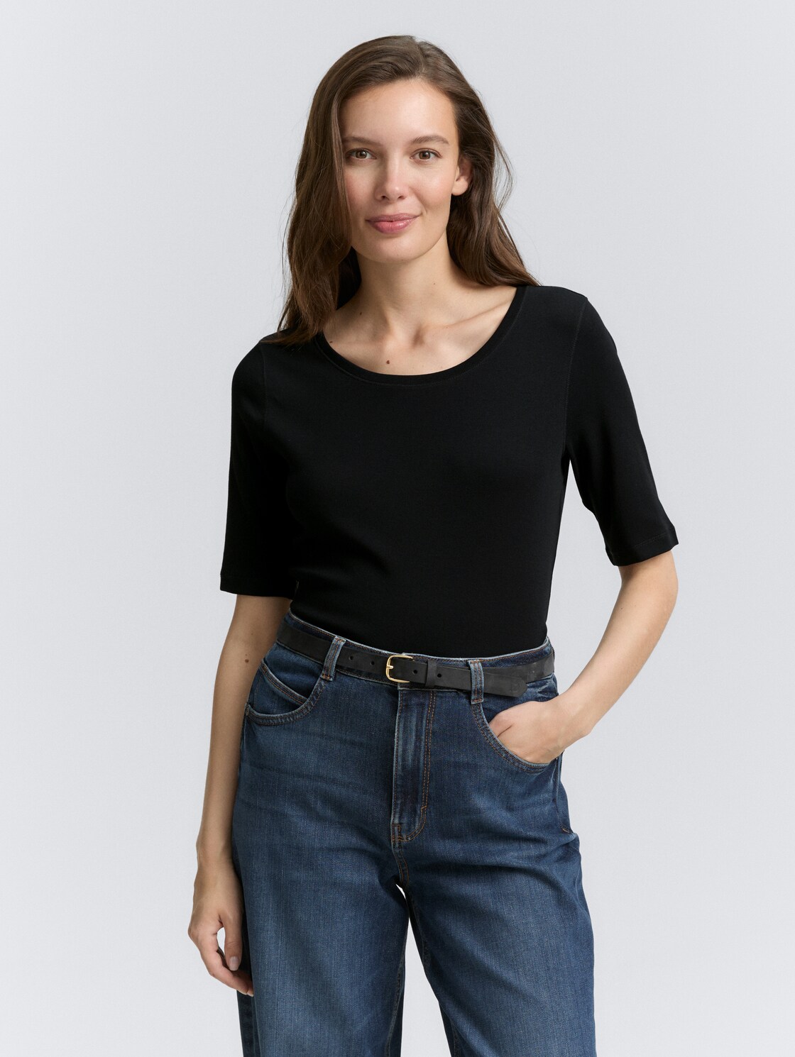 Basic T-Shirt - deep black - Ausschnitt Model-Vorderansicht