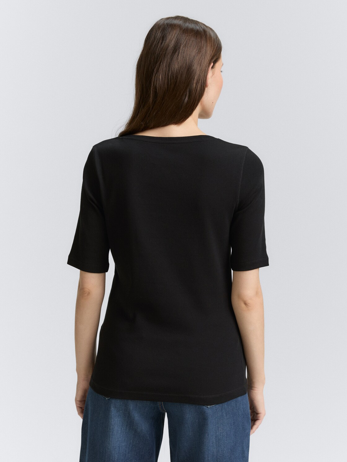 Basic T-Shirt - deep black - Auschnitt Model-Rückansicht
