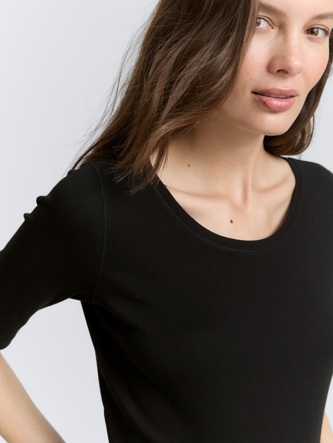 Basic T-Shirt - deep black - Detail-Model-Ansicht