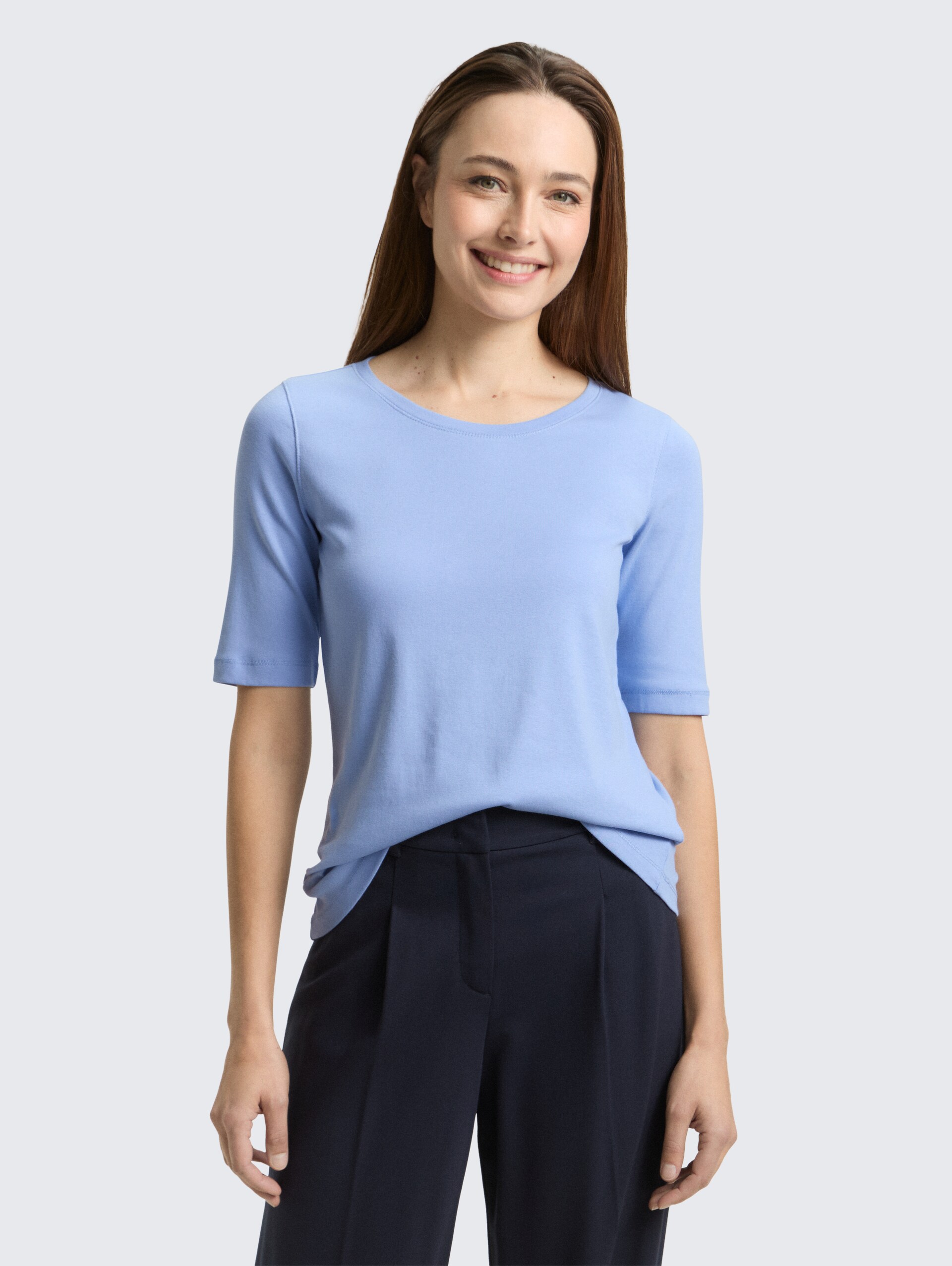 Basic T-shirt - light fjord blue - Neckline model front view