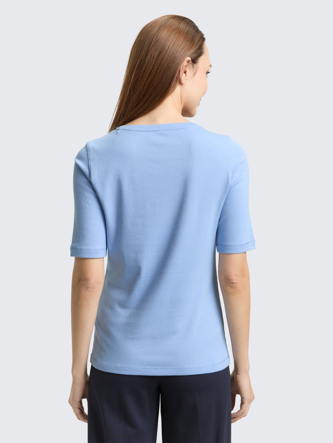 Basic T-Shirt - light fjord blue - Auschnitt Model-Rückansicht