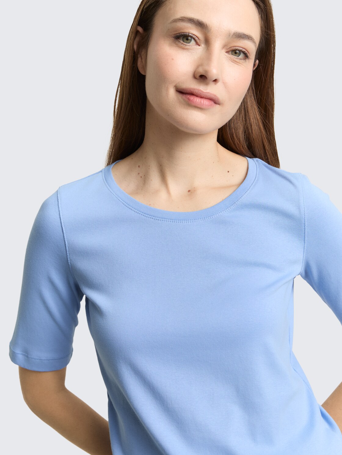 Basic T-Shirt - light fjord blue - Detail-Model-Ansicht