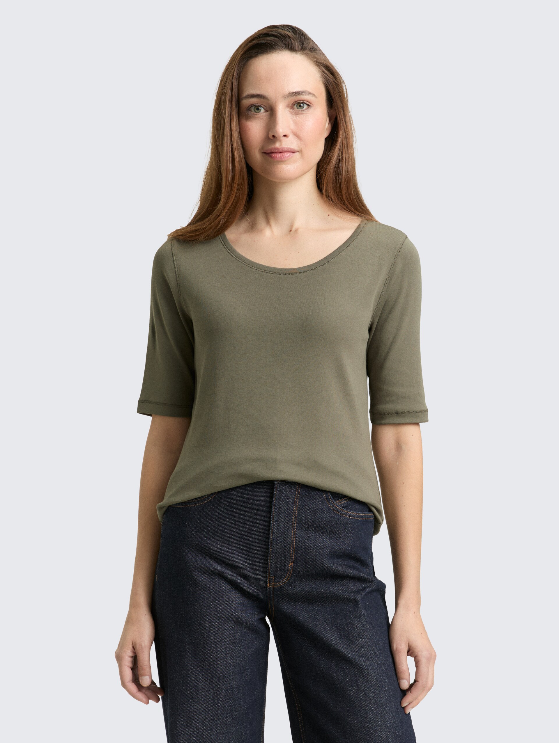 Basic T-shirt - cloudy green - Neckline model front view