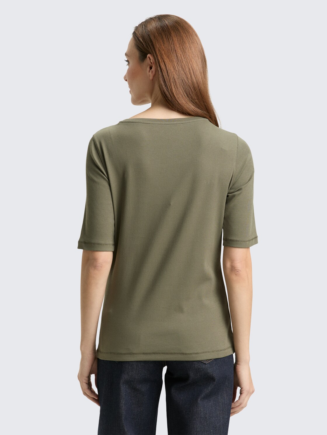 Basic T-Shirt - cloudy green - Auschnitt Model-Rückansicht