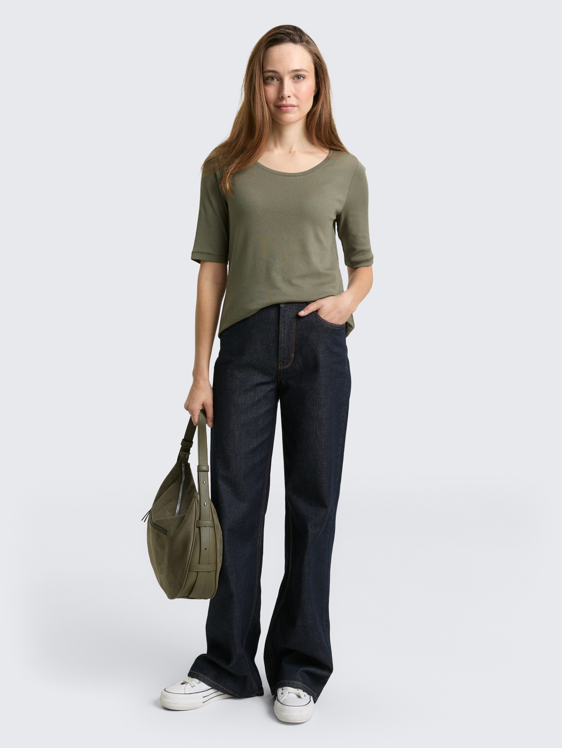 Basic T-shirt - cloudy green - Model front view