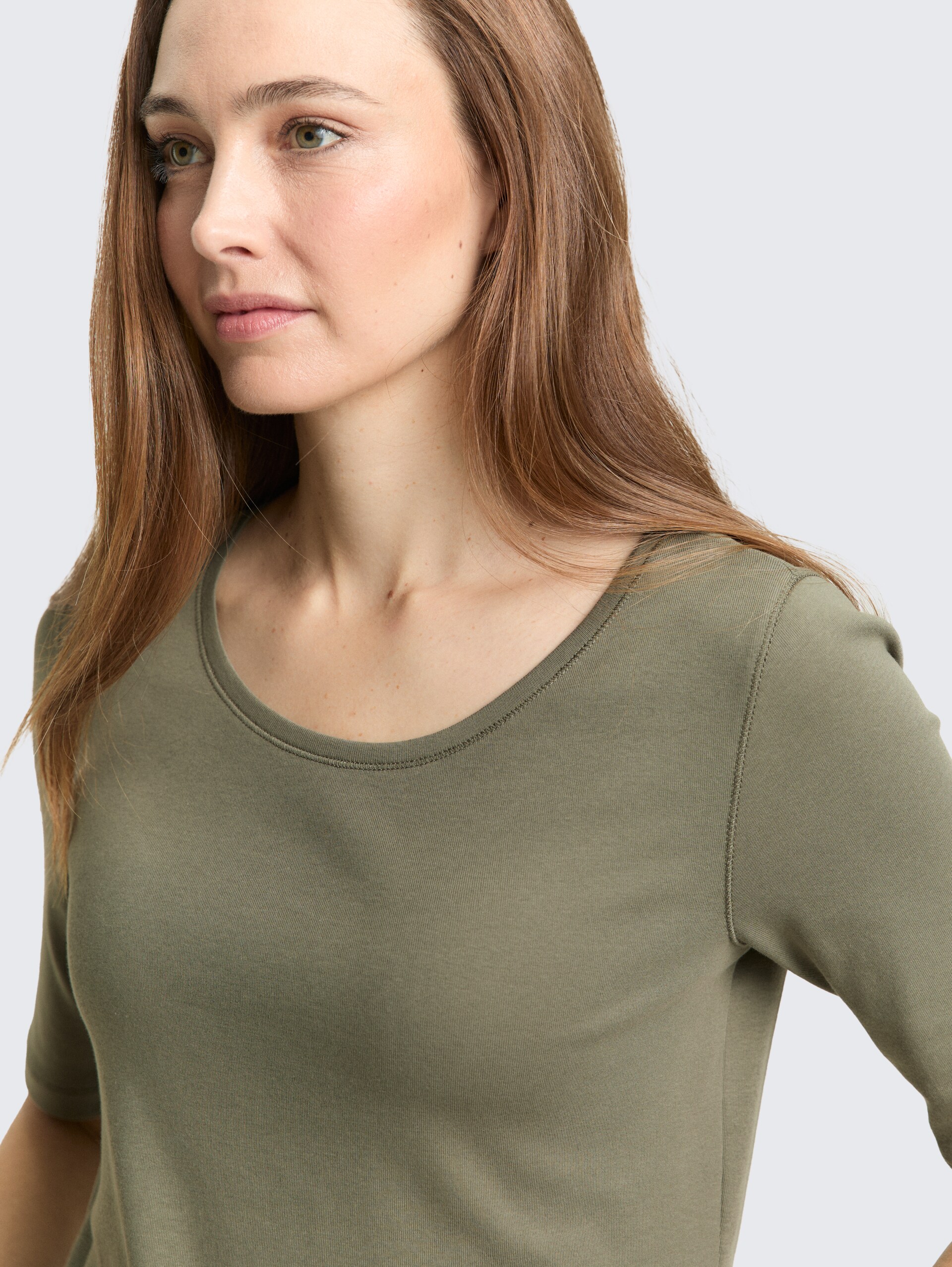Basic T-shirt - cloudy green - Detail model view