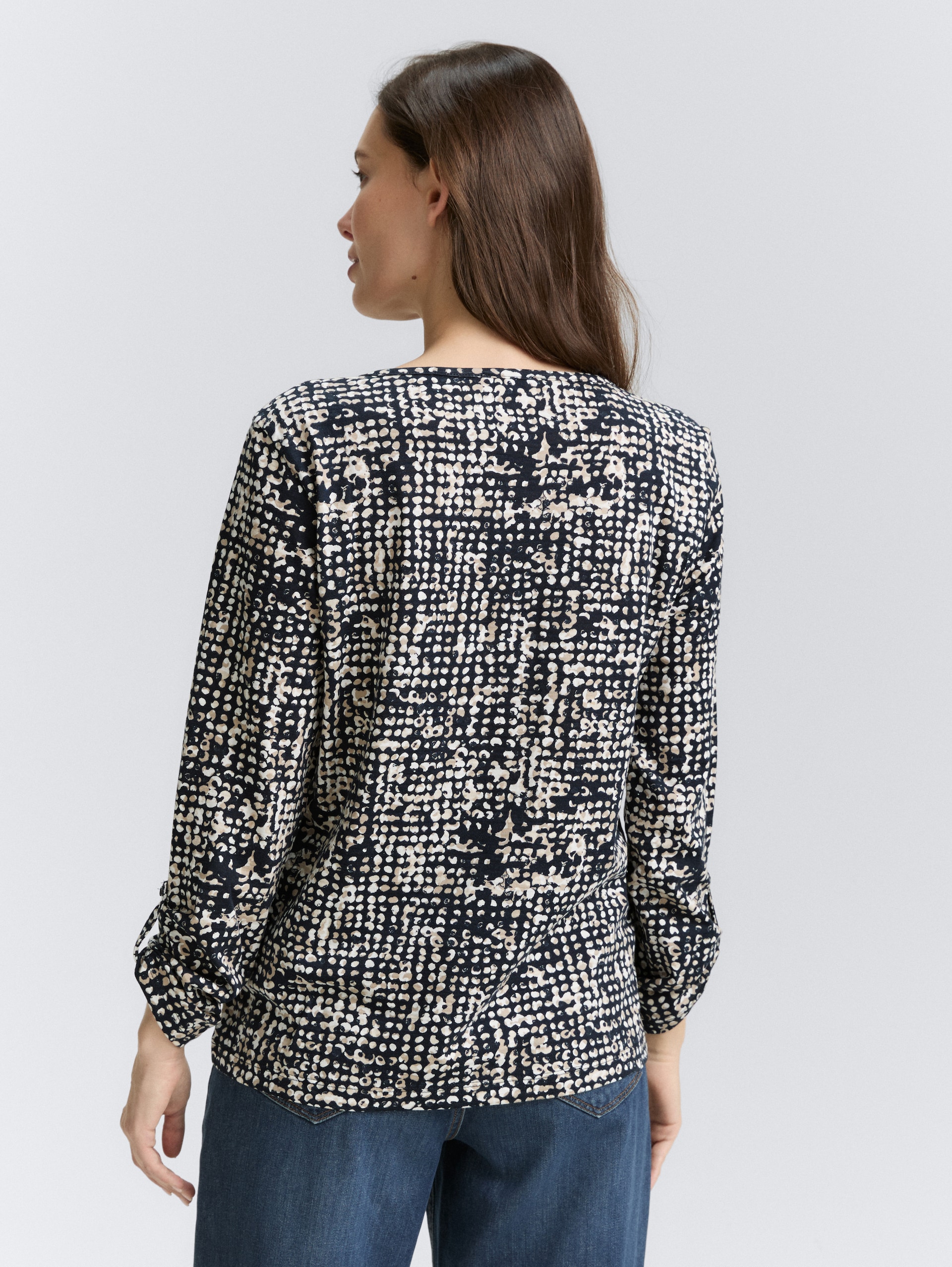 Henley-blouse met patroon - navy abstract dot design - Neklijn model-achteraanzicht