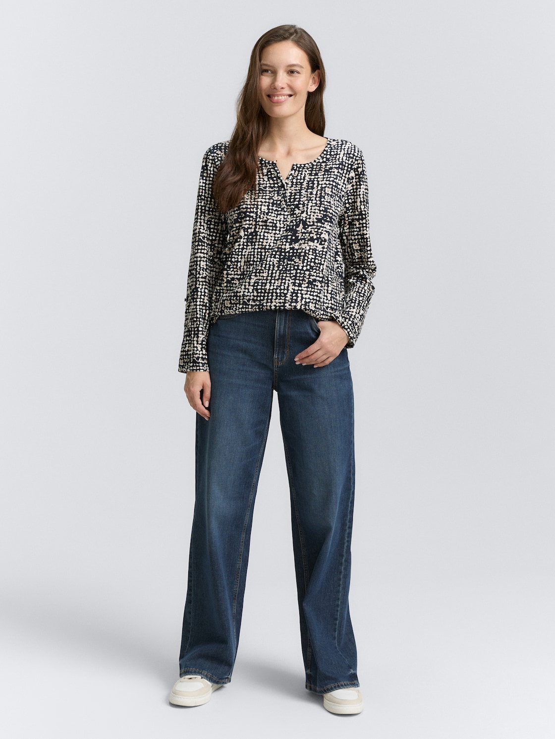 Henley Blusenshirt mit Muster - navy abstract dot design - Model-Vorderansicht