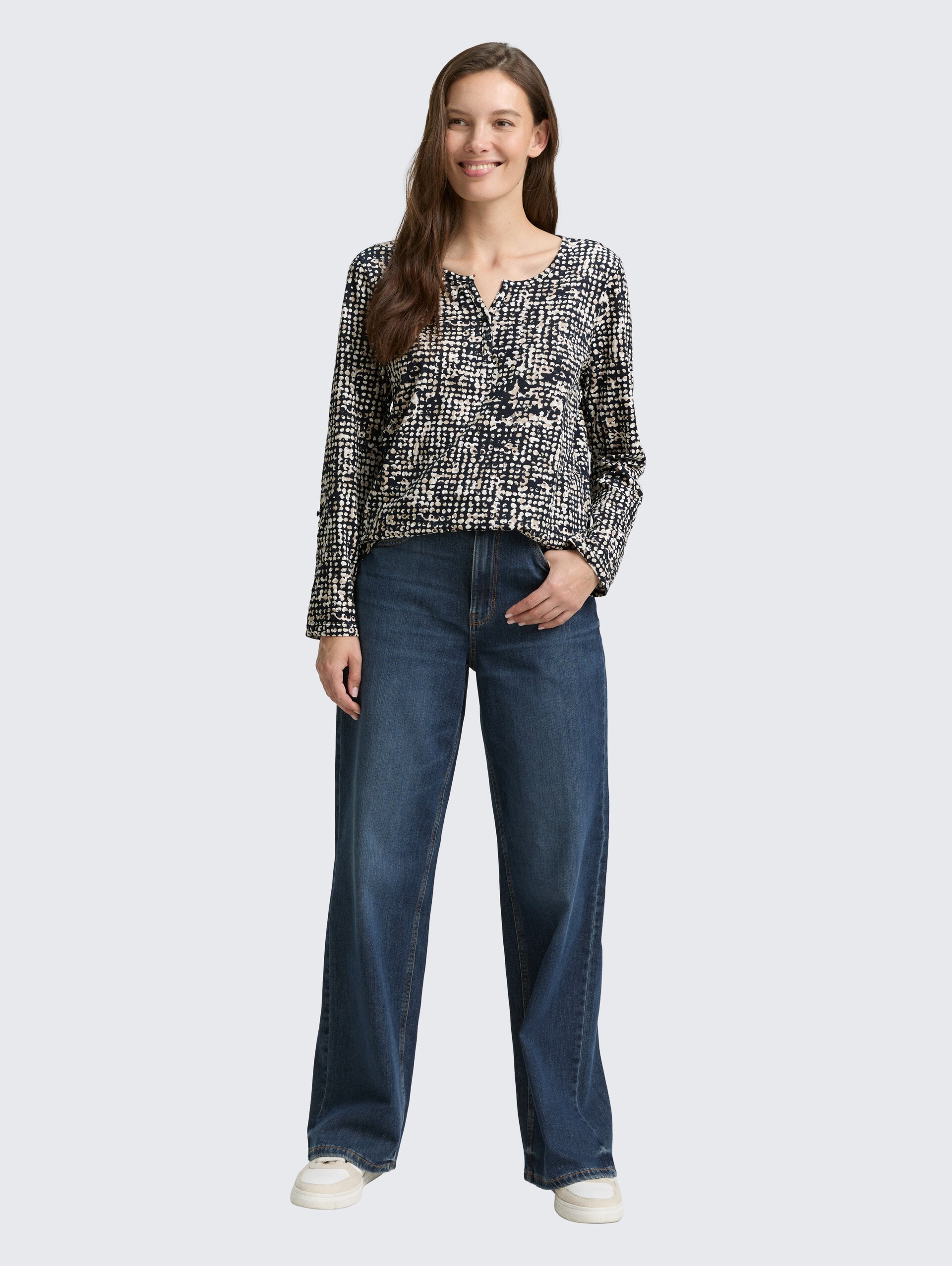 Henley-blouse met patroon - navy abstract dot design - Model vooraanzicht