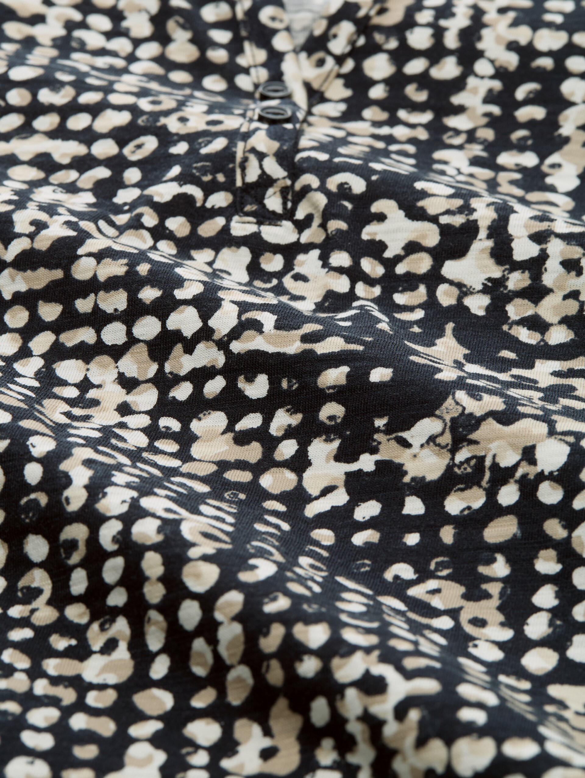 Henley-blouse met patroon - navy abstract dot design - Materiaalweergave