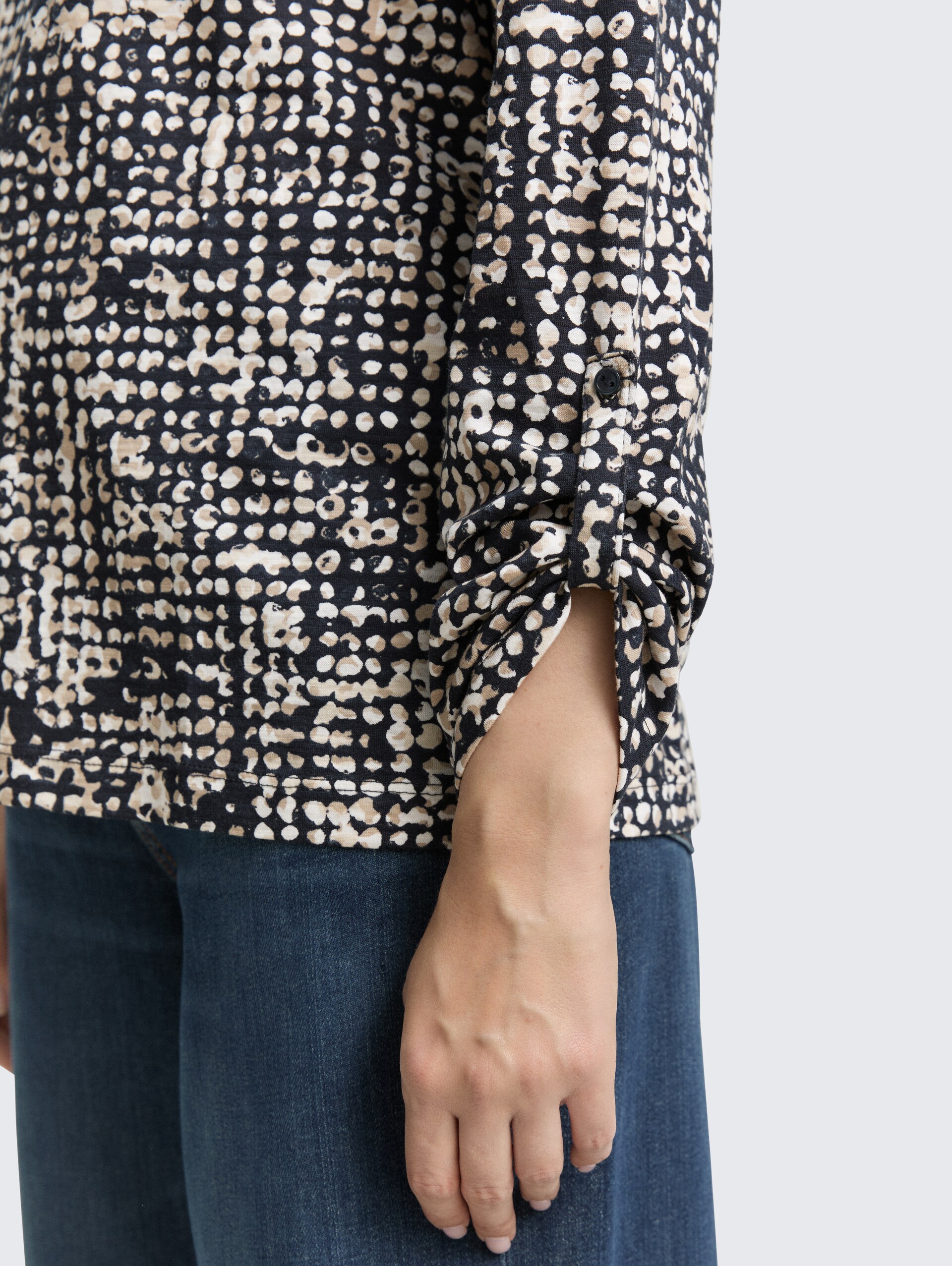 Henley-blouse met patroon - navy abstract dot design - Detailaanzicht model