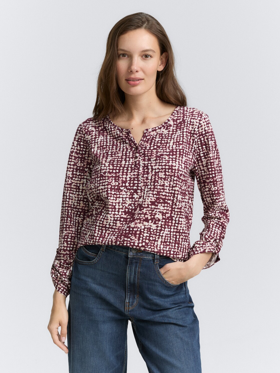 Henley Blusenshirt mit Muster - dark red abstract dot design - Ausschnitt Model-Vorderansicht