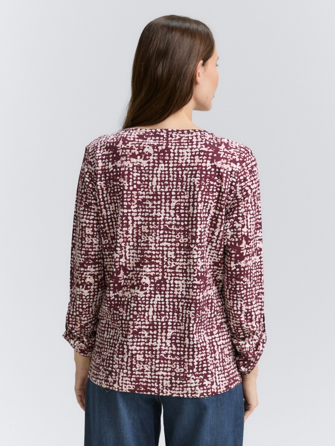 Henley Blusenshirt mit Muster - dark red abstract dot design - Auschnitt Model-Rückansicht