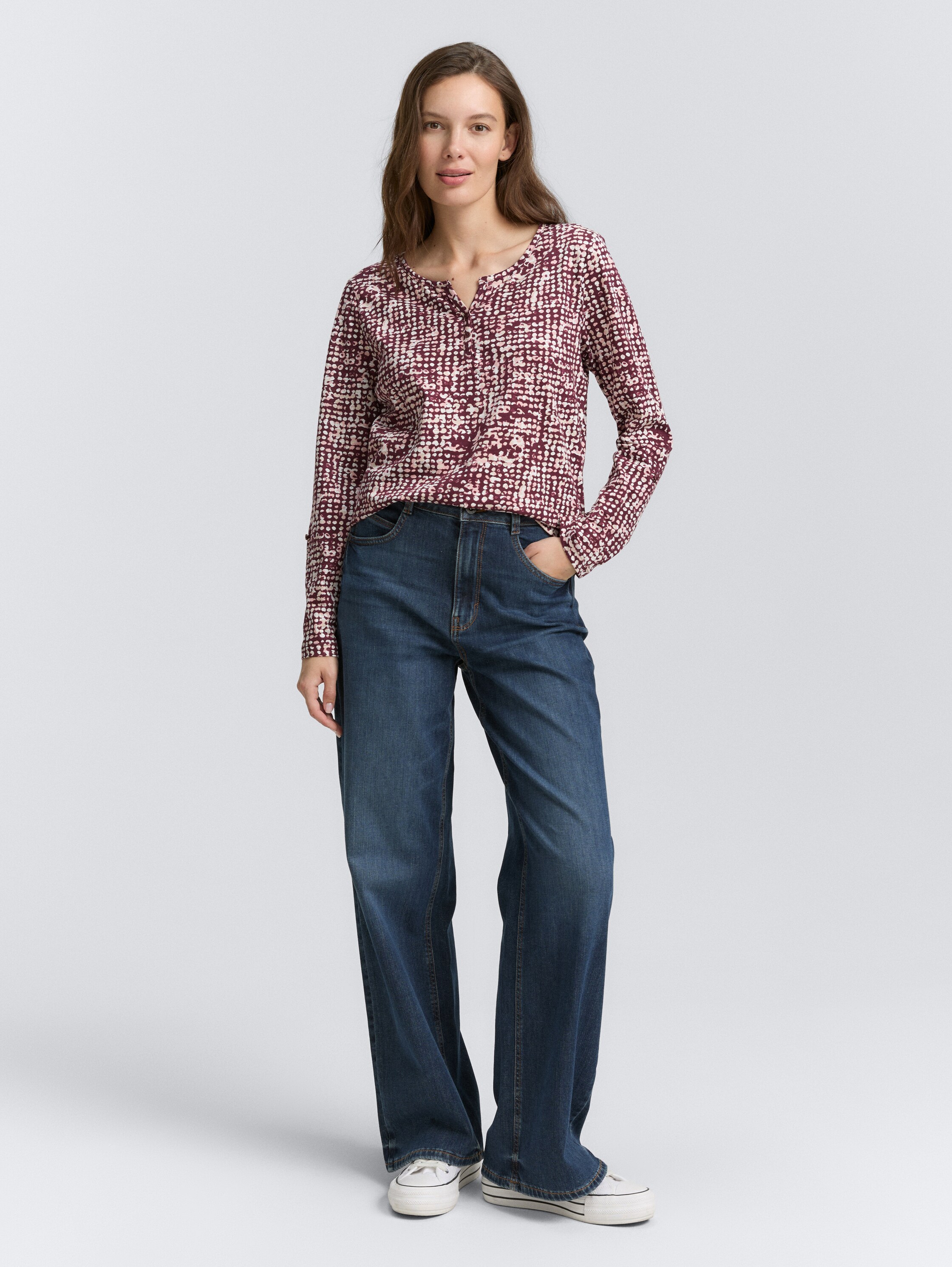 Henley Blusenshirt mit Muster - dark red abstract dot design - Model-Vorderansicht