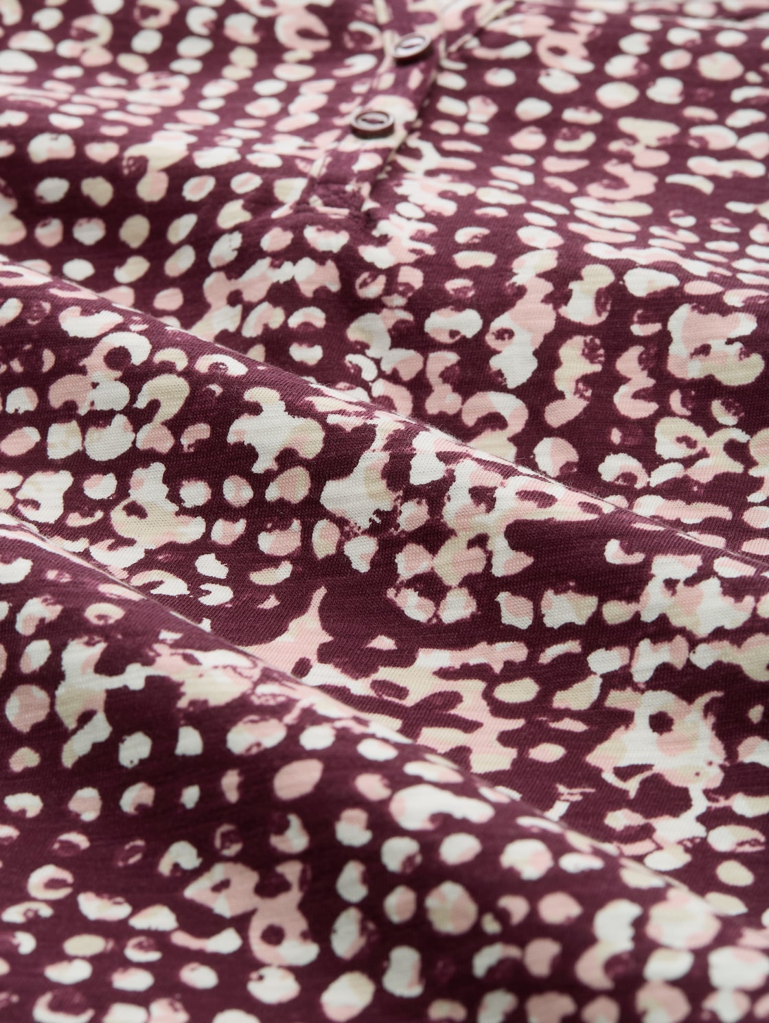 Henley Blusenshirt mit Muster - dark red abstract dot design - Material-Ansicht