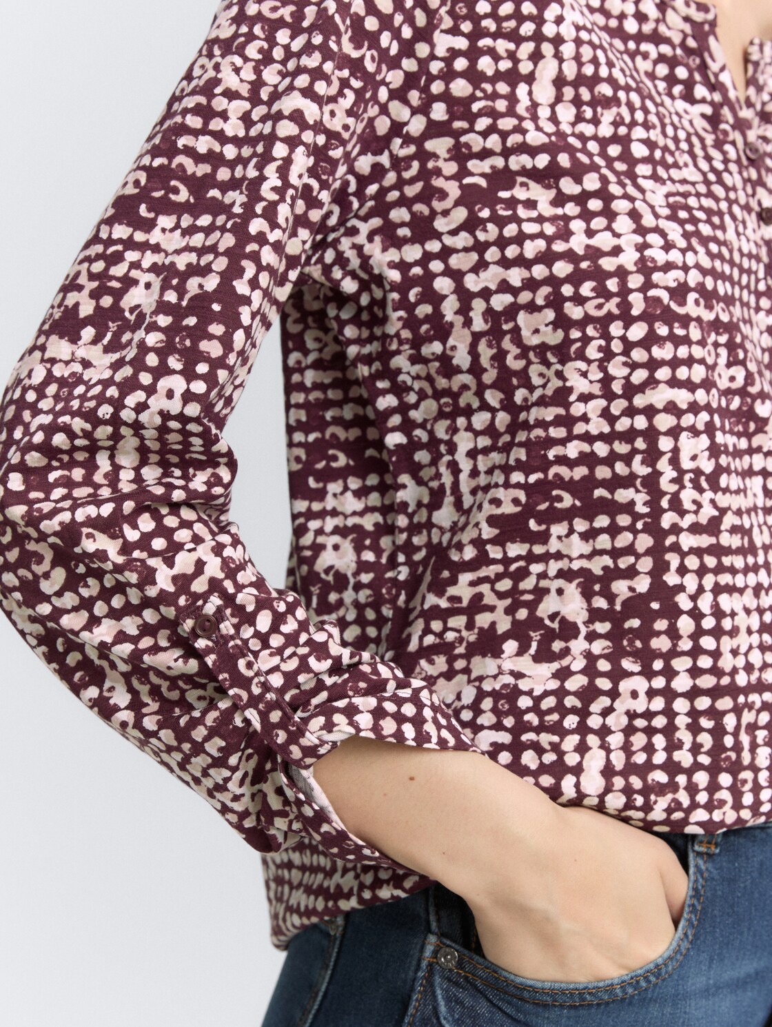 Henley Blusenshirt mit Muster - dark red abstract dot design - Detail-Model-Ansicht