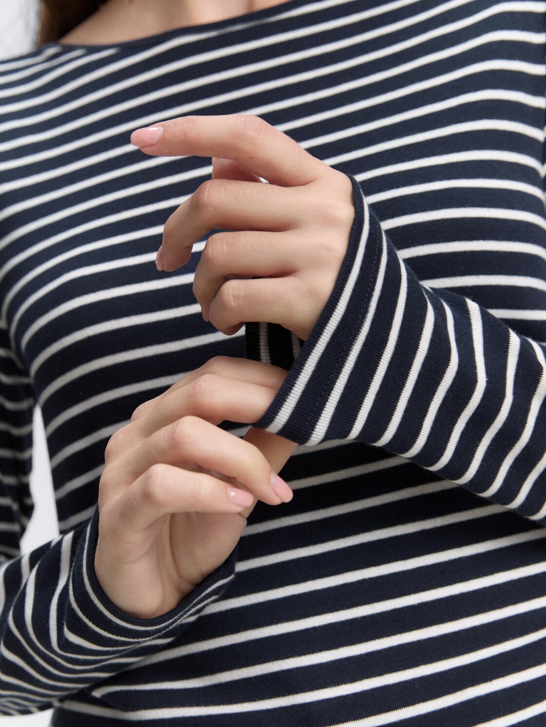 Langarmshirt mit Streifenmuster - navy offwhite tee stripe - Detail-Model-Ansicht