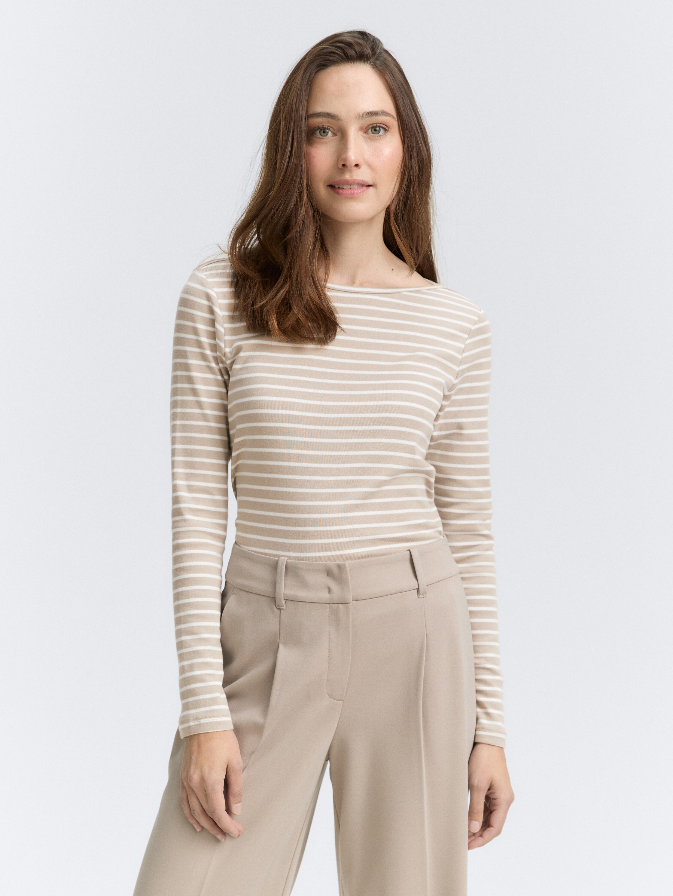 Langarmshirt mit Streifenmuster - taupe offwhite tee stripe - Ausschnitt Model-Vorderansicht