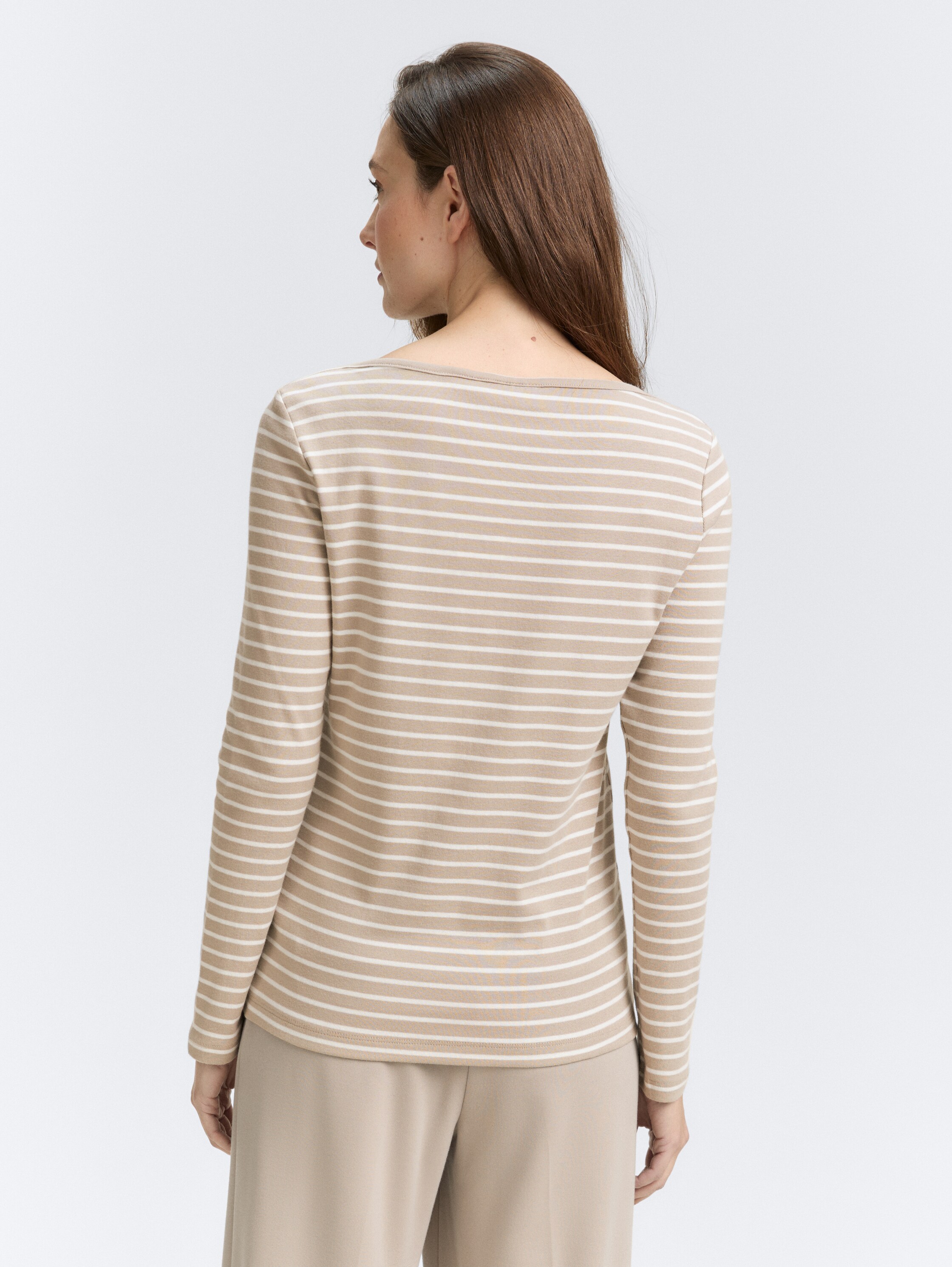 Langarmshirt mit Streifenmuster - taupe offwhite tee stripe - Auschnitt Model-Rückansicht