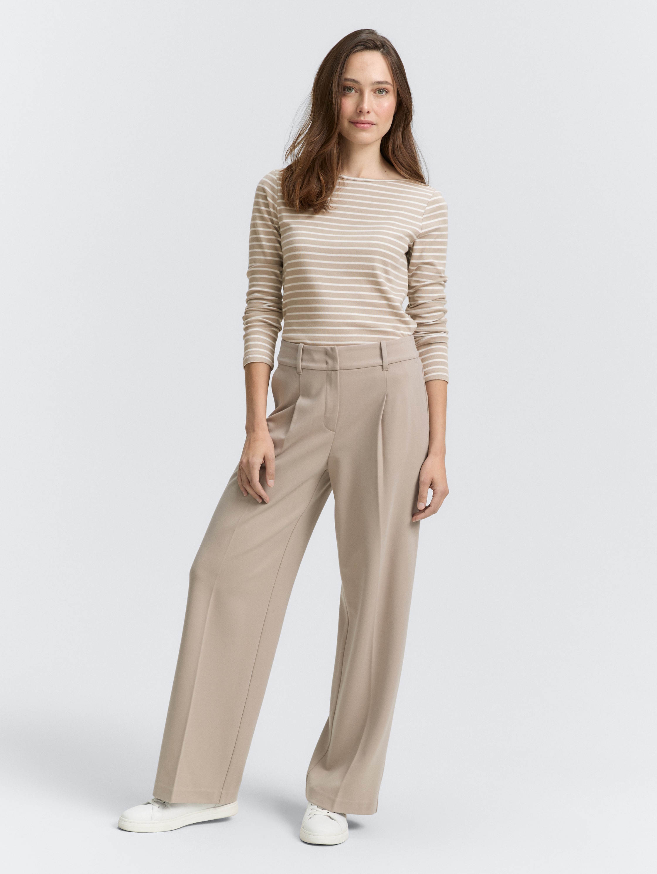 Langarmshirt mit Streifenmuster - taupe offwhite tee stripe - Model-Vorderansicht