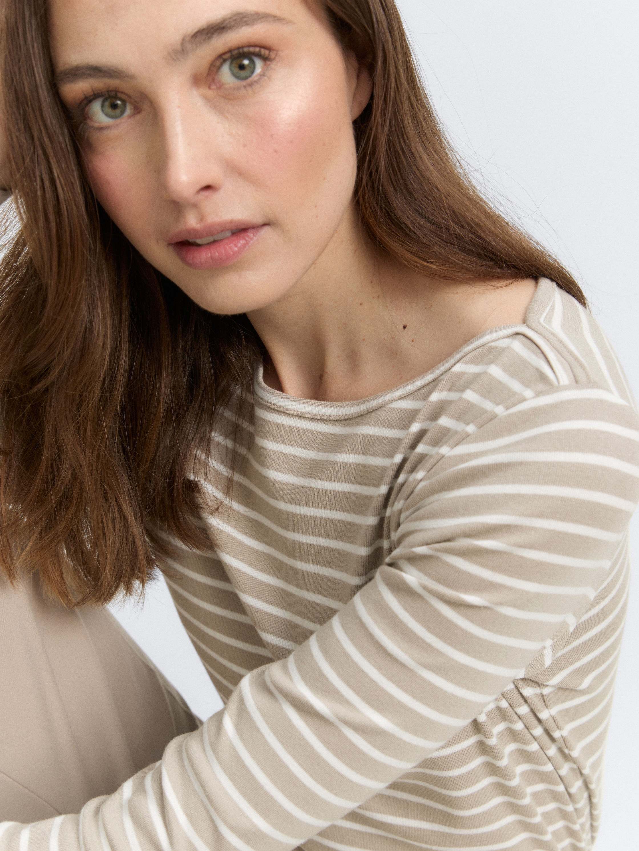 Langarmshirt mit Streifenmuster - taupe offwhite tee stripe - Detail-Model-Ansicht