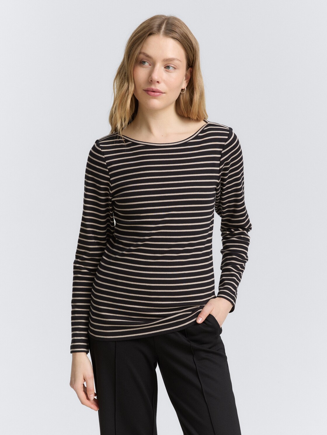 Langarmshirt mit Streifenmuster - black taupe tee stripe - Ausschnitt Model-Vorderansicht