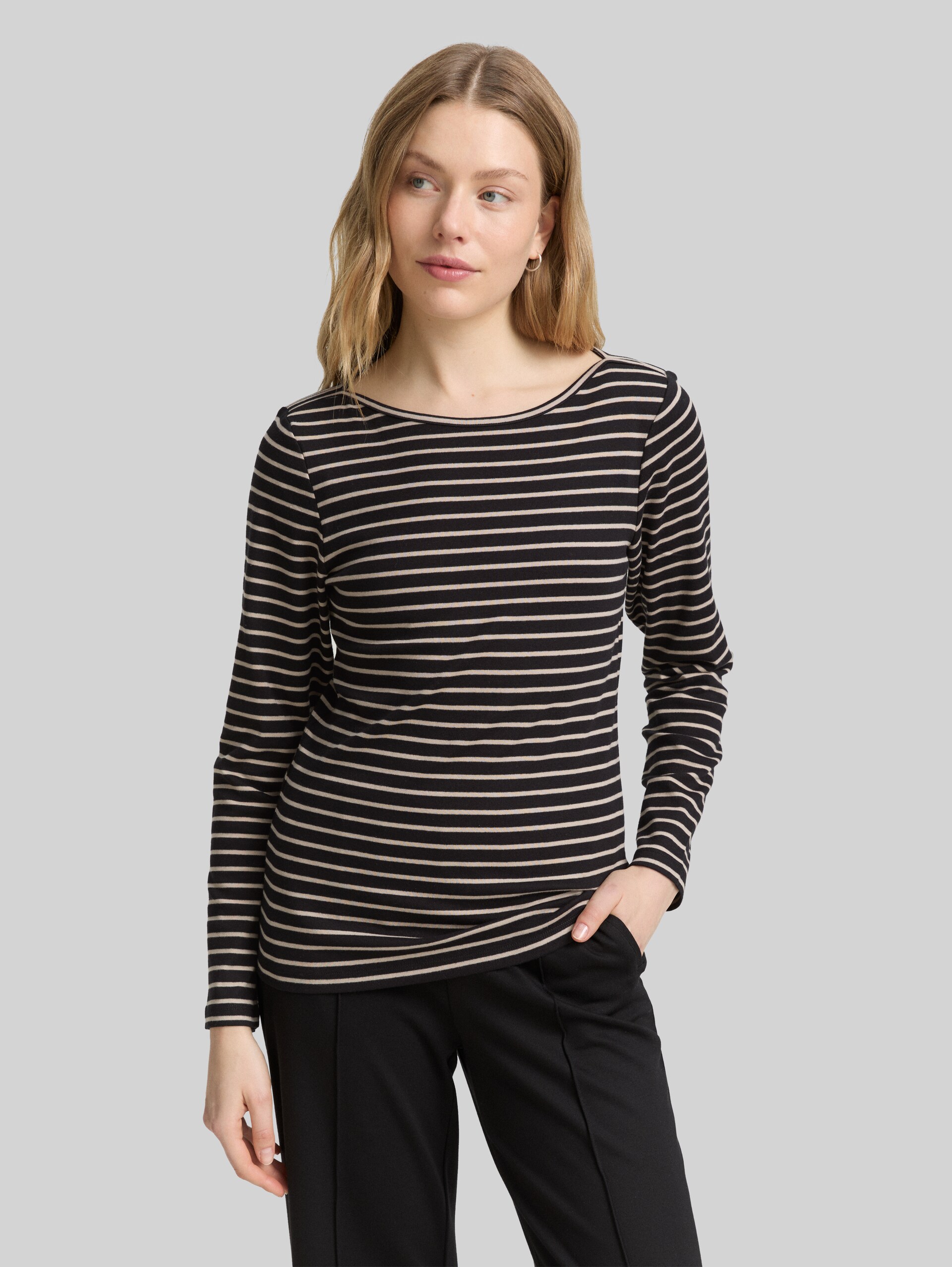 Long-sleeved shirt with striped pattern - black taupe tee stripe - Neckline model front view