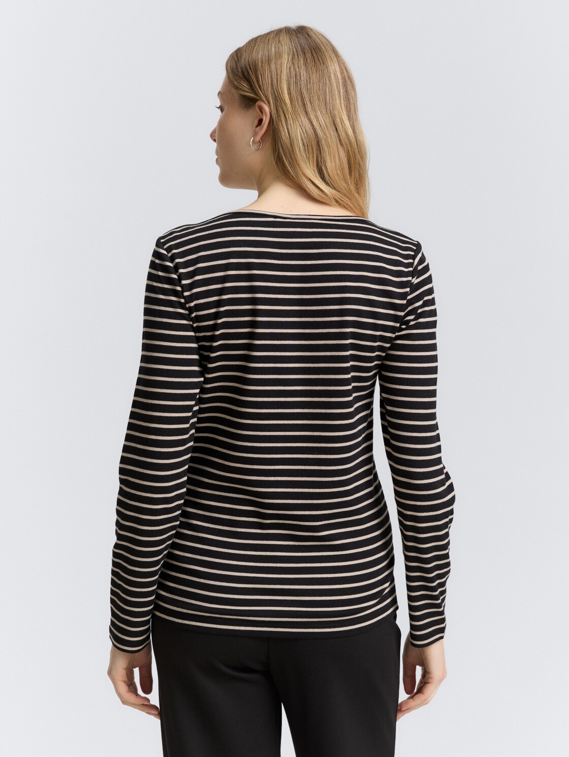 Langarmshirt mit Streifenmuster - black taupe tee stripe - Auschnitt Model-Rückansicht