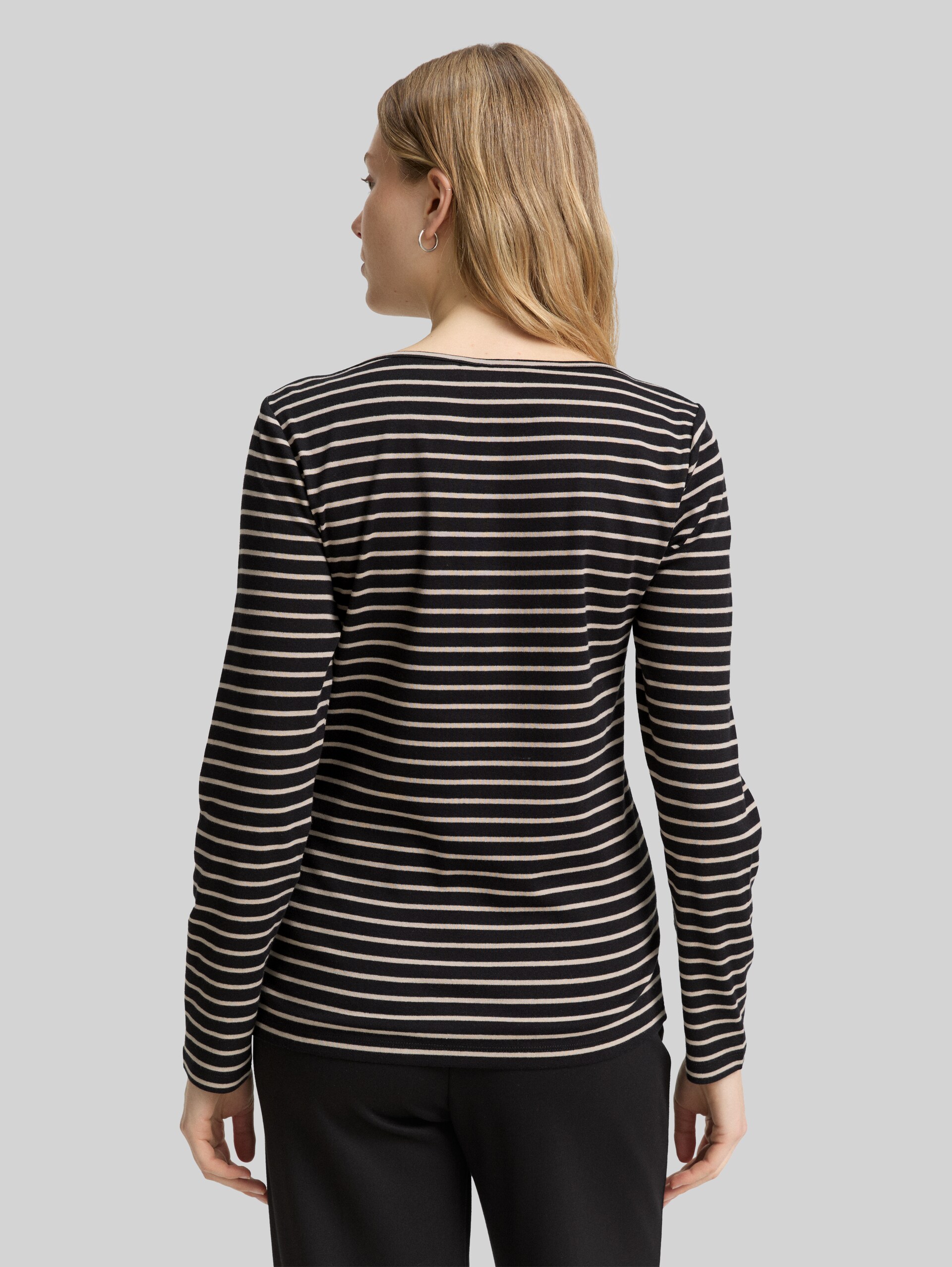 Long-sleeved shirt with striped pattern - black taupe tee stripe - Neckline model-back view