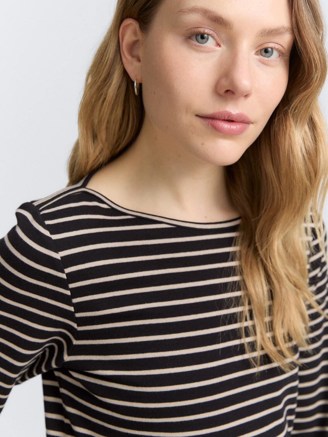 Langarmshirt mit Streifenmuster - black taupe tee stripe - Detail-Model-Ansicht