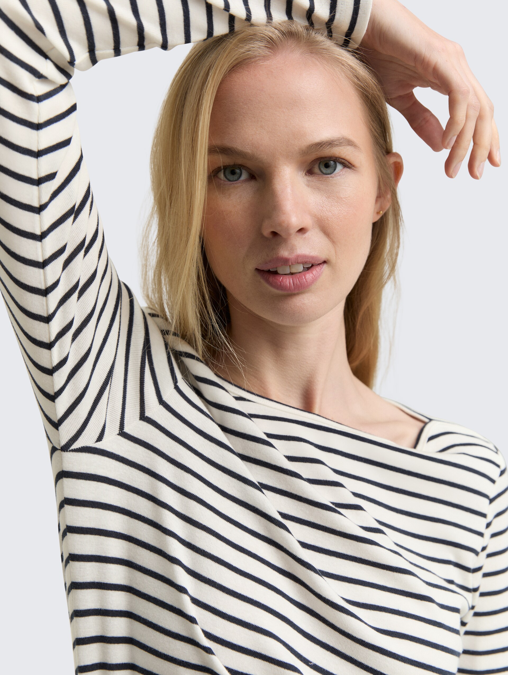 Langarmshirt mit Streifenmuster - offwhite navy tee stripe - Detail-Model-Ansicht