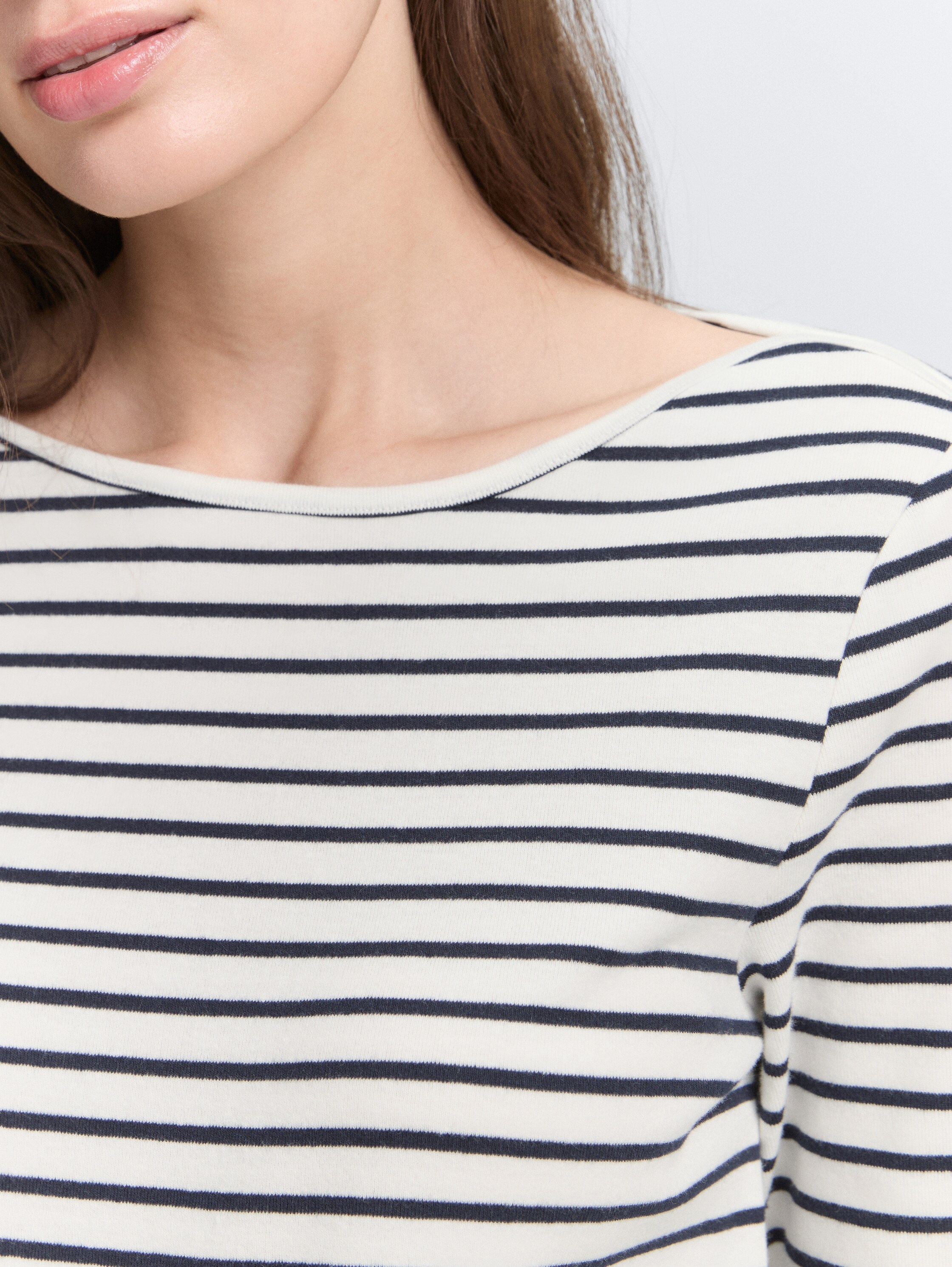 Long-sleeved shirt with striped pattern - offwhite_navy_tee_stripe - 
