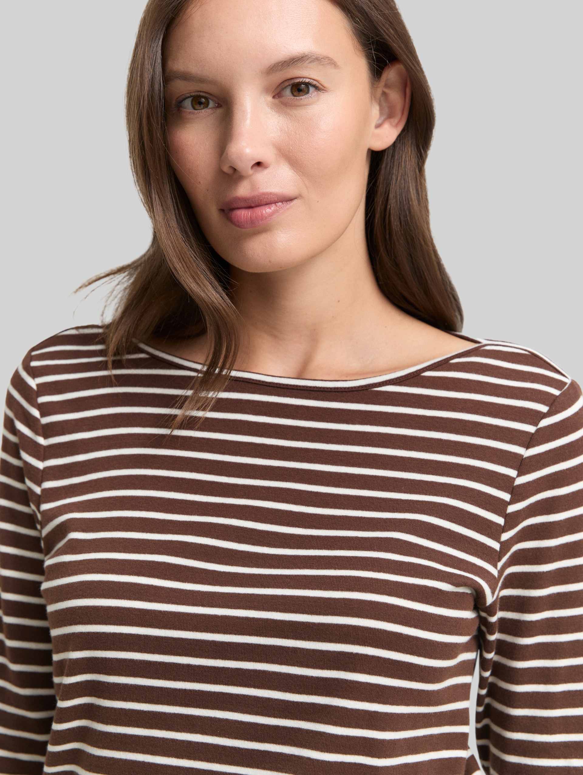 T-shirt met lange mouwen en streepmotief - brown offwhite tee stripe - Detailaanzicht model