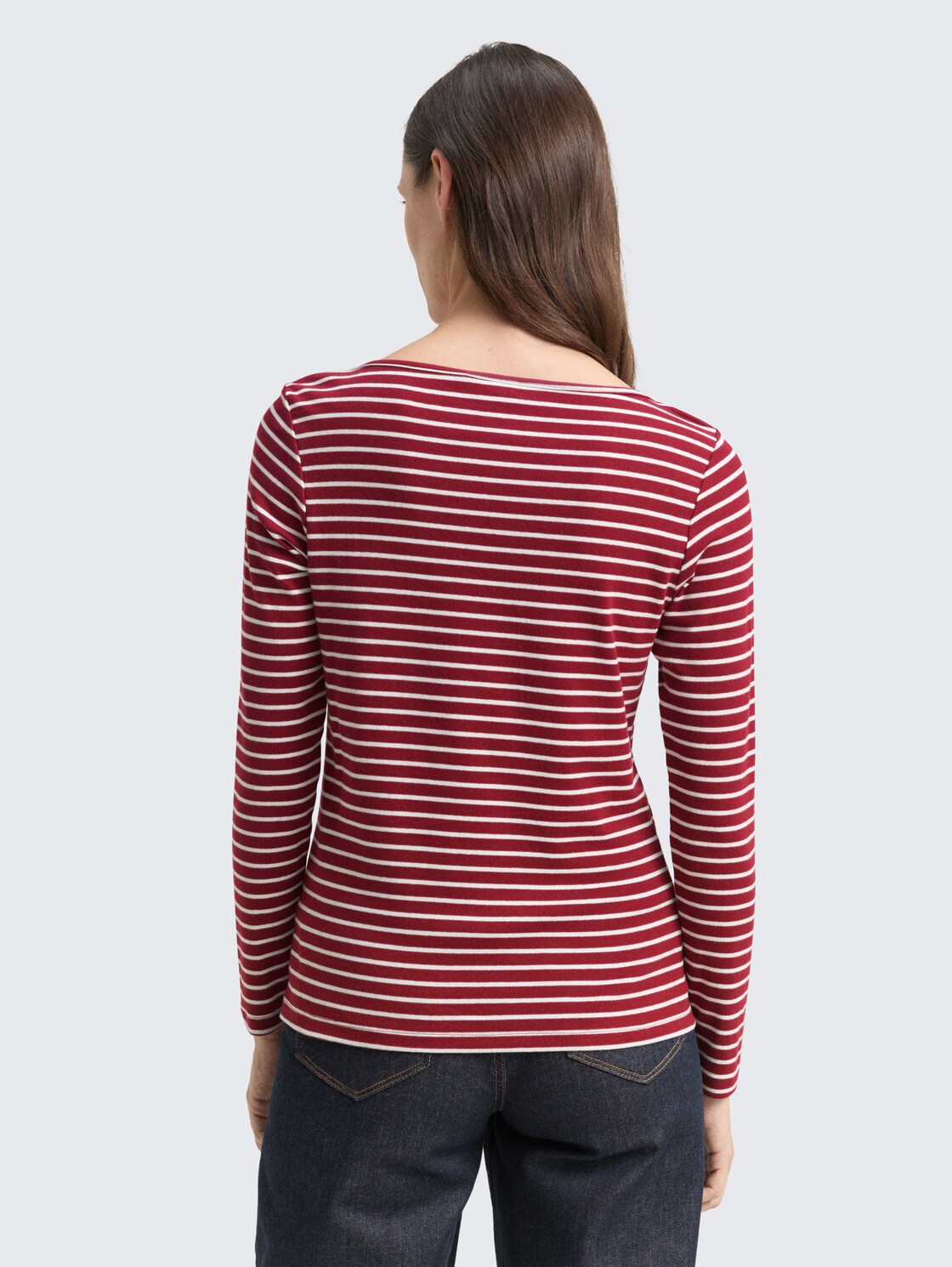 Long-sleeved T-shirt with striped pattern - red offwhite stripe - Neckline model-back view