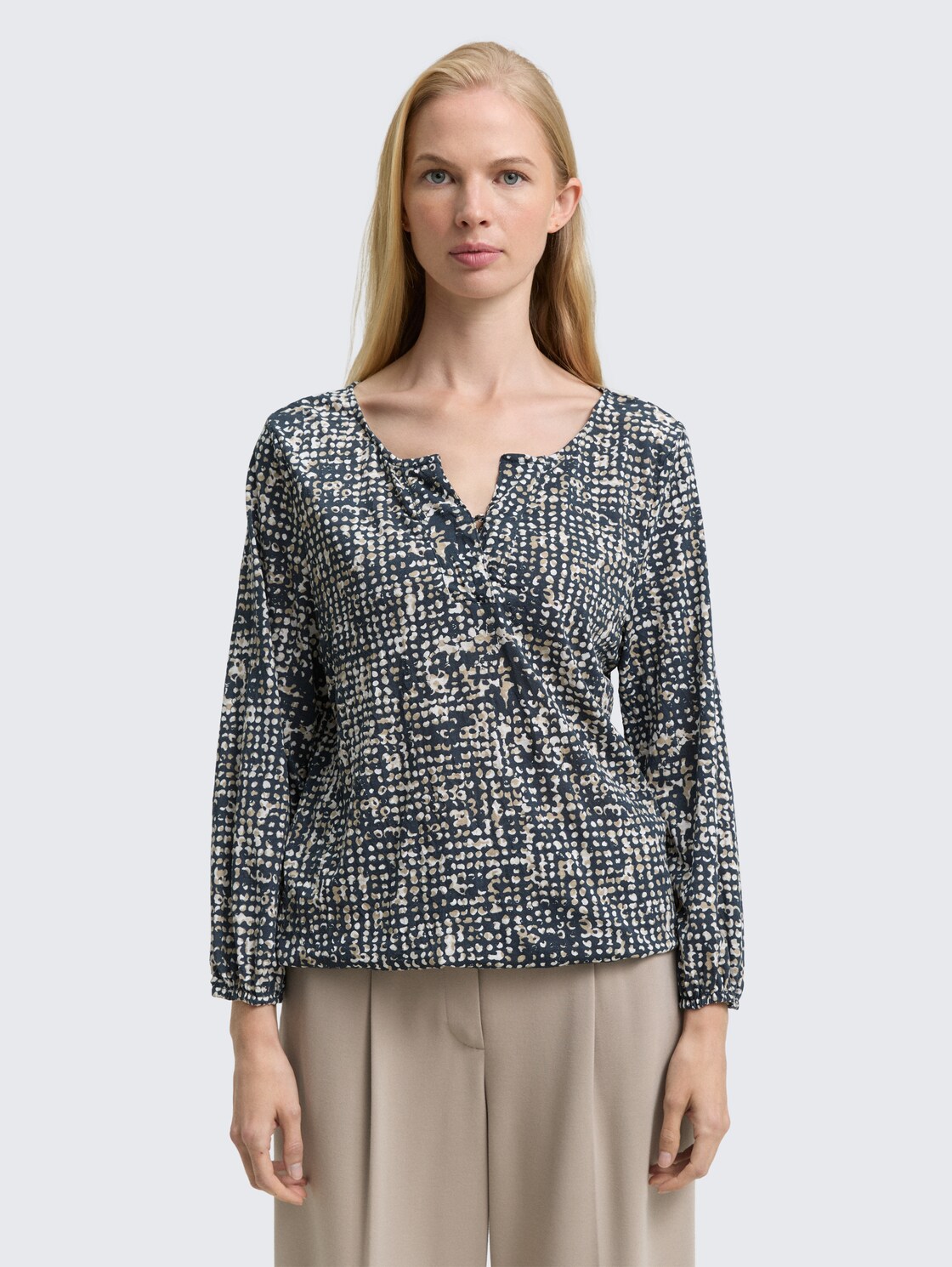 Crinkle Blusenshirt mit Muster - navy abstract dot design - Ausschnitt Model-Vorderansicht