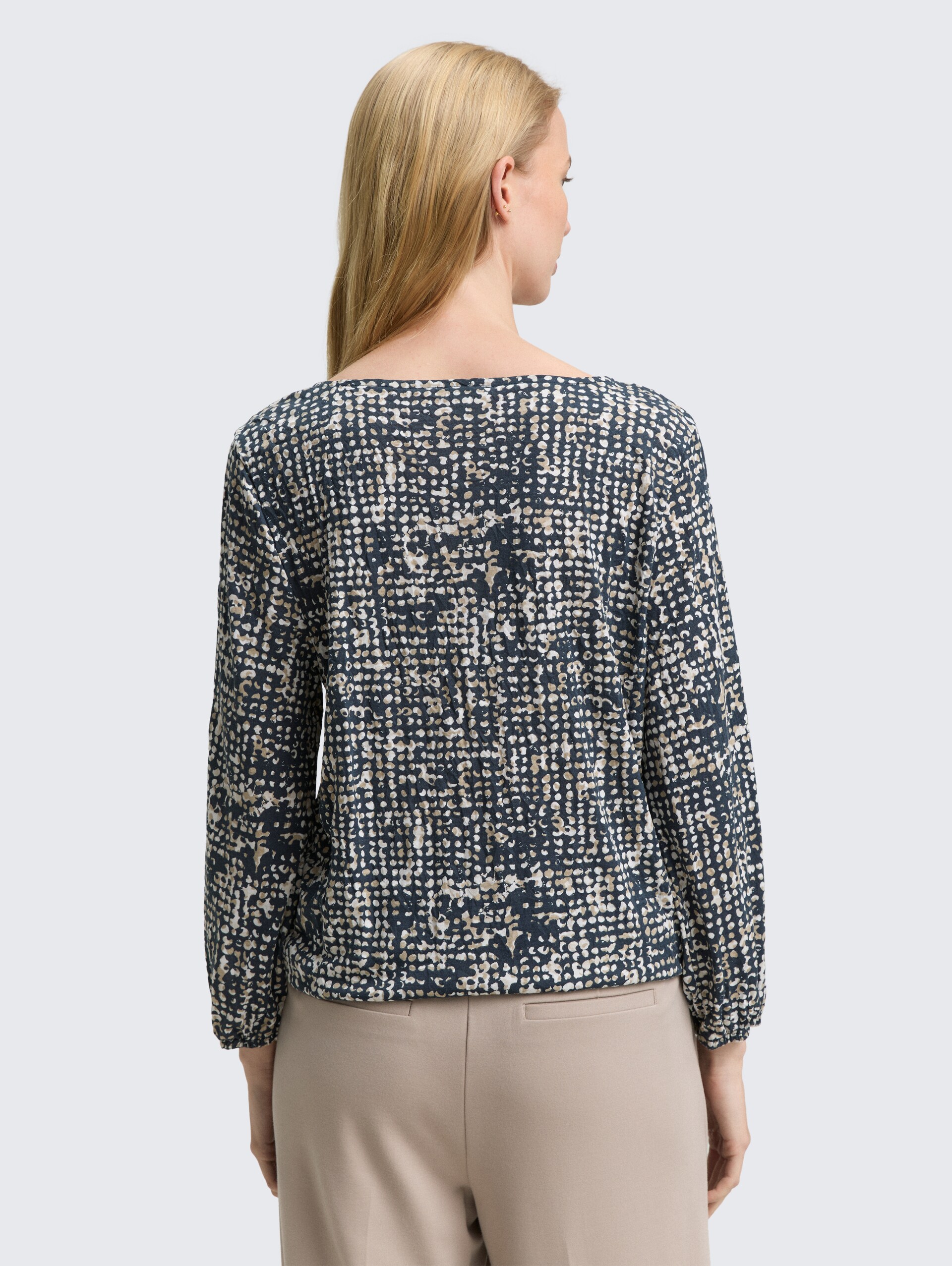 Crinkle Blusenshirt mit Muster - navy abstract dot design - Auschnitt Model-Rückansicht