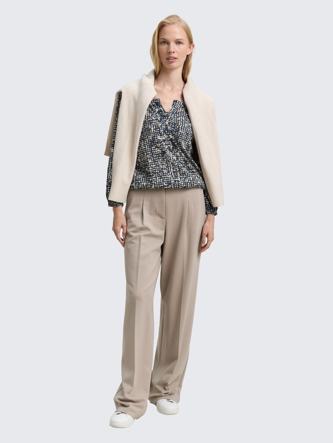 Crinkle Blusenshirt mit Muster - navy abstract dot design - Model-Vorderansicht