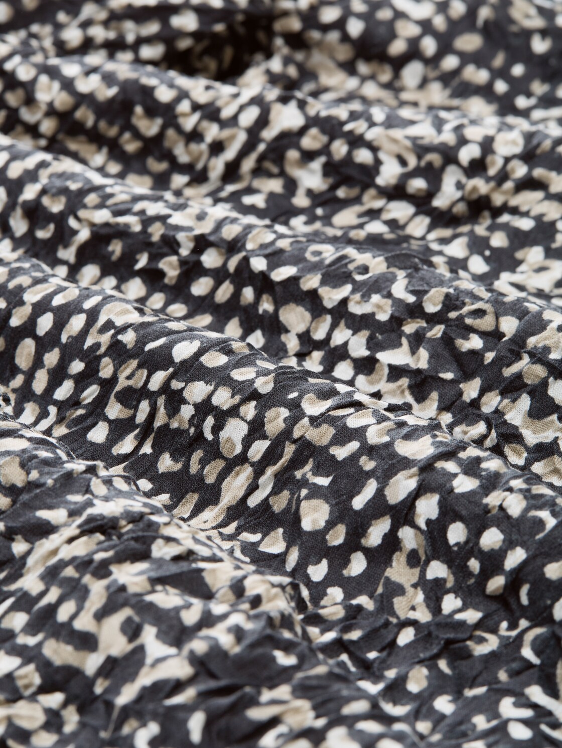 Crinkle Blusenshirt mit Muster - navy abstract dot design - Material-Ansicht