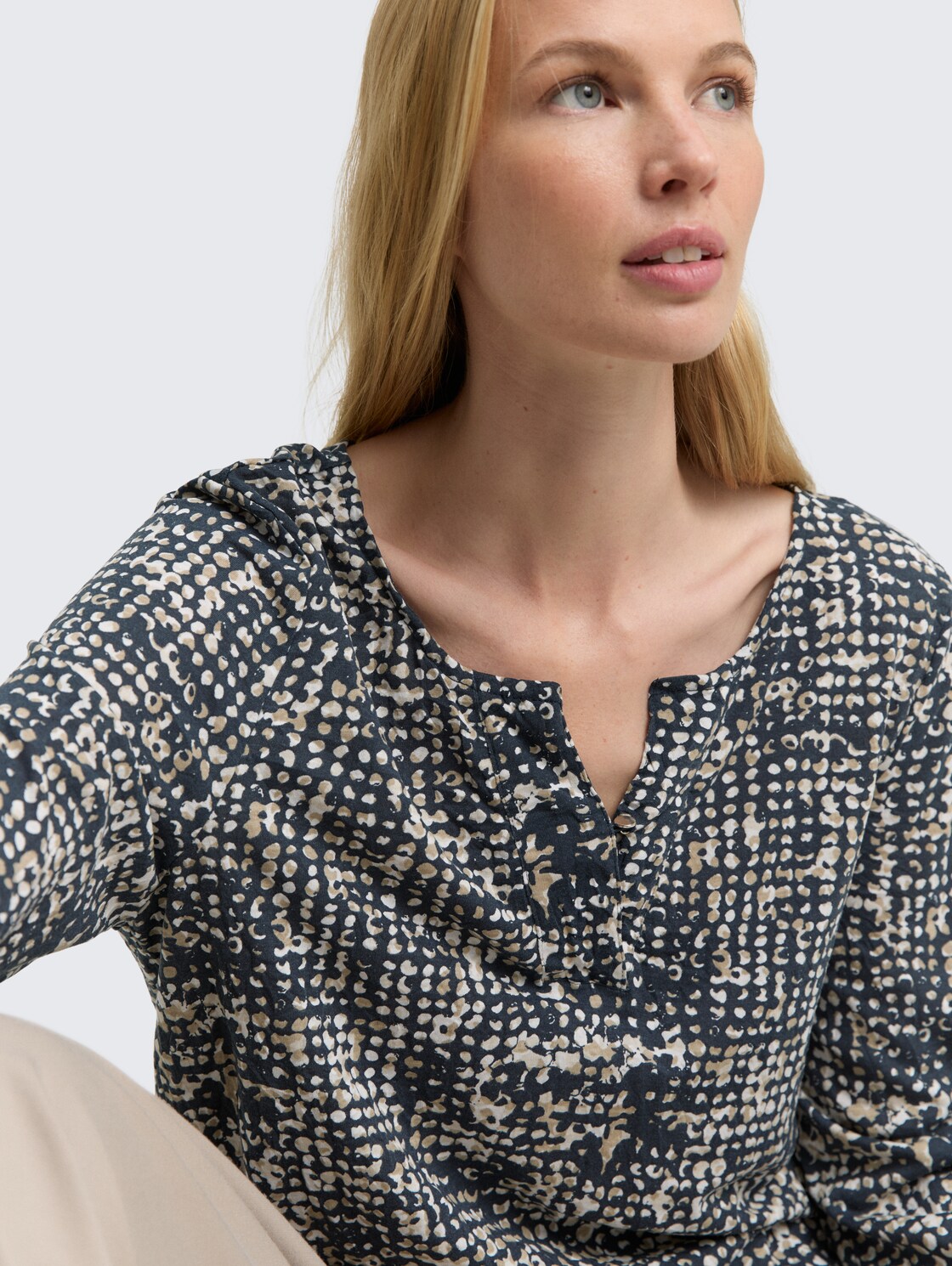 Crinkle Blusenshirt mit Muster - navy abstract dot design - Detail-Model-Ansicht