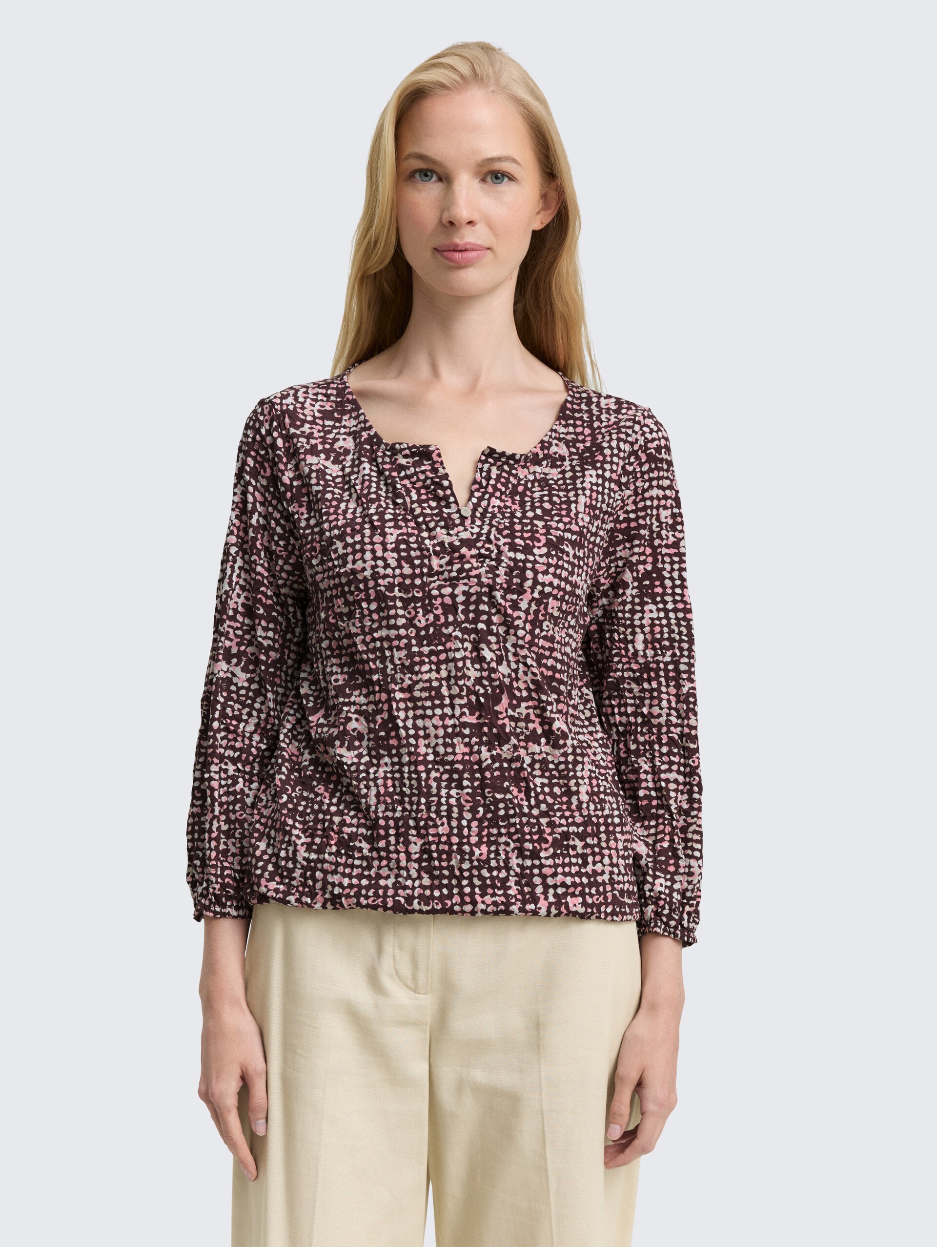 Crinkle Blusenshirt mit Muster - dark red abstract dot design - Ausschnitt Model-Vorderansicht