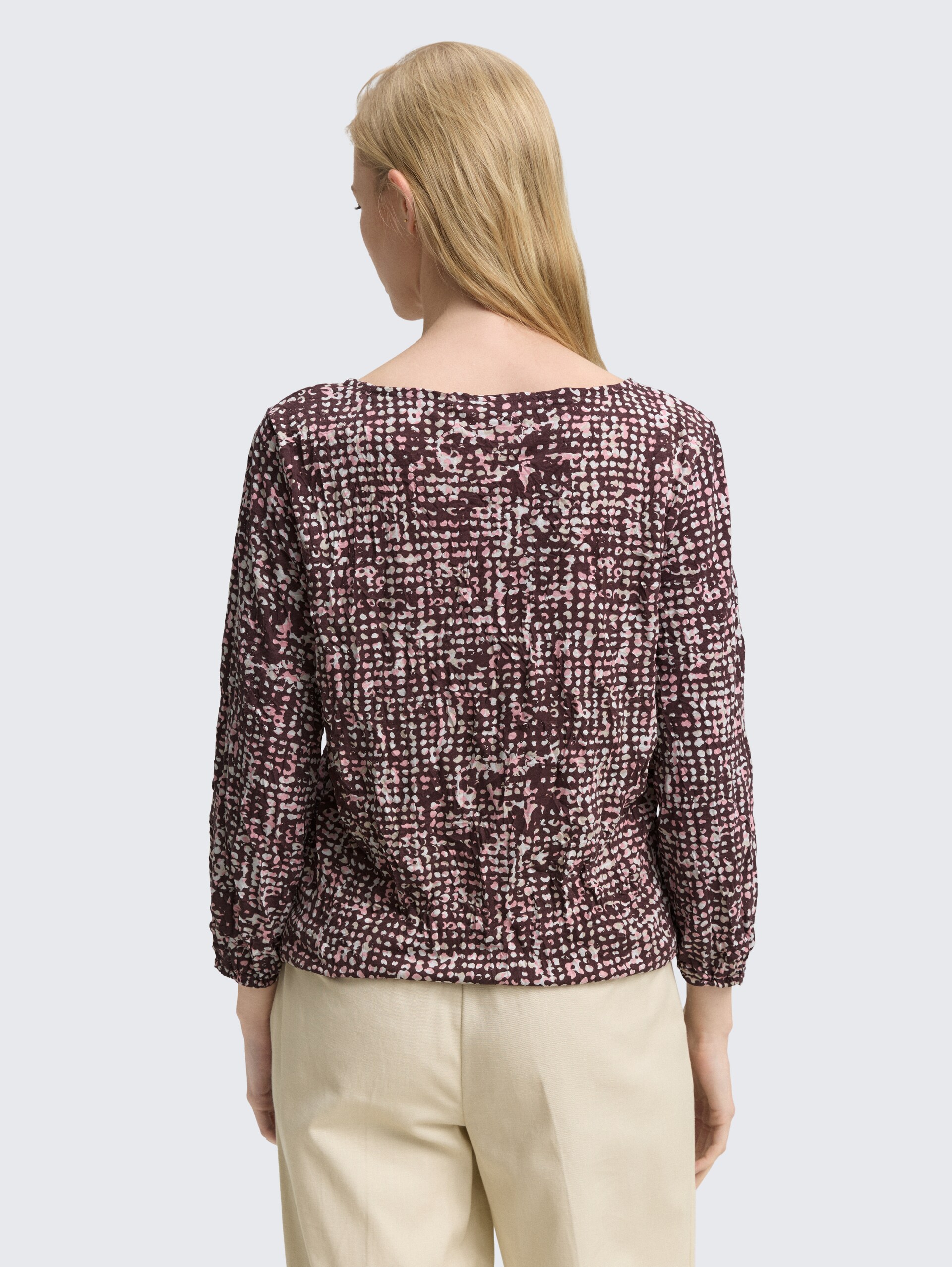 Crinkle Blusenshirt mit Muster - dark red abstract dot design - Auschnitt Model-Rückansicht
