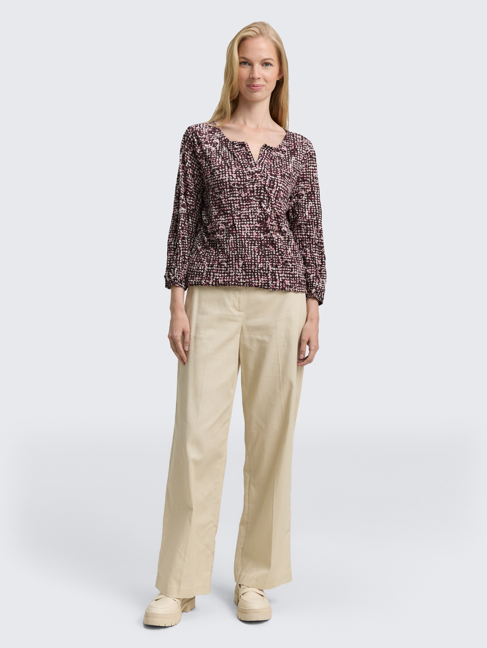 Crinkle Blusenshirt mit Muster - dark red abstract dot design - Model-Vorderansicht