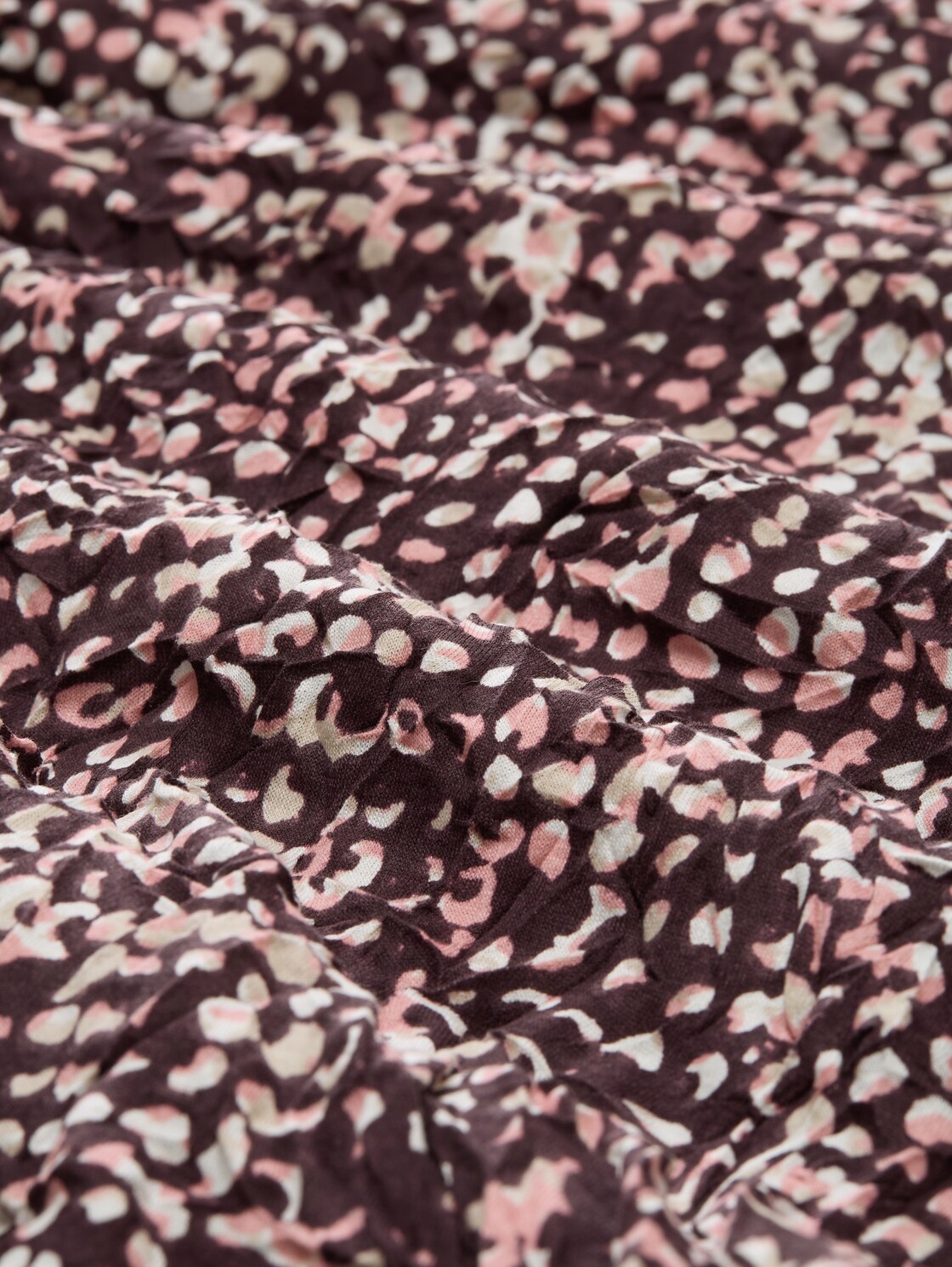 Crinkle Blusenshirt mit Muster - dark red abstract dot design - Material-Ansicht